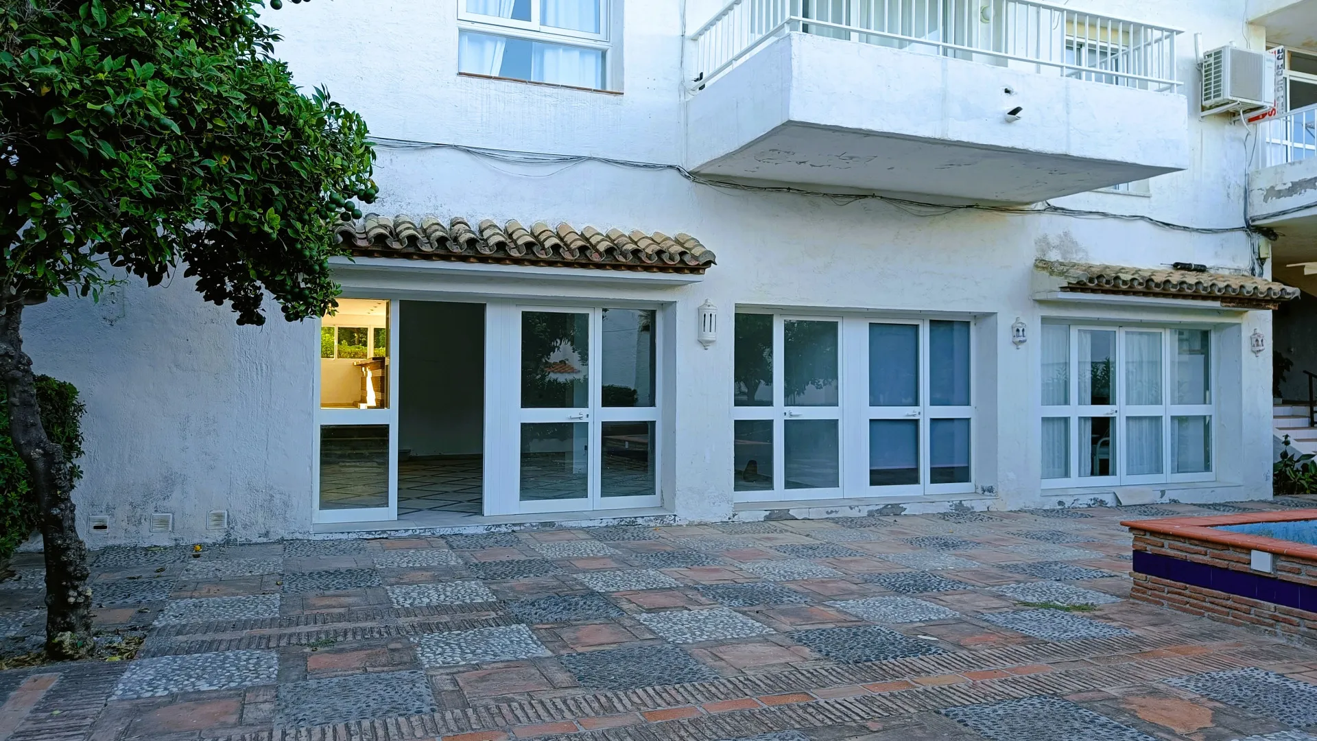 Commercial premises with 1 bedroom for sale in Bahia Dorada