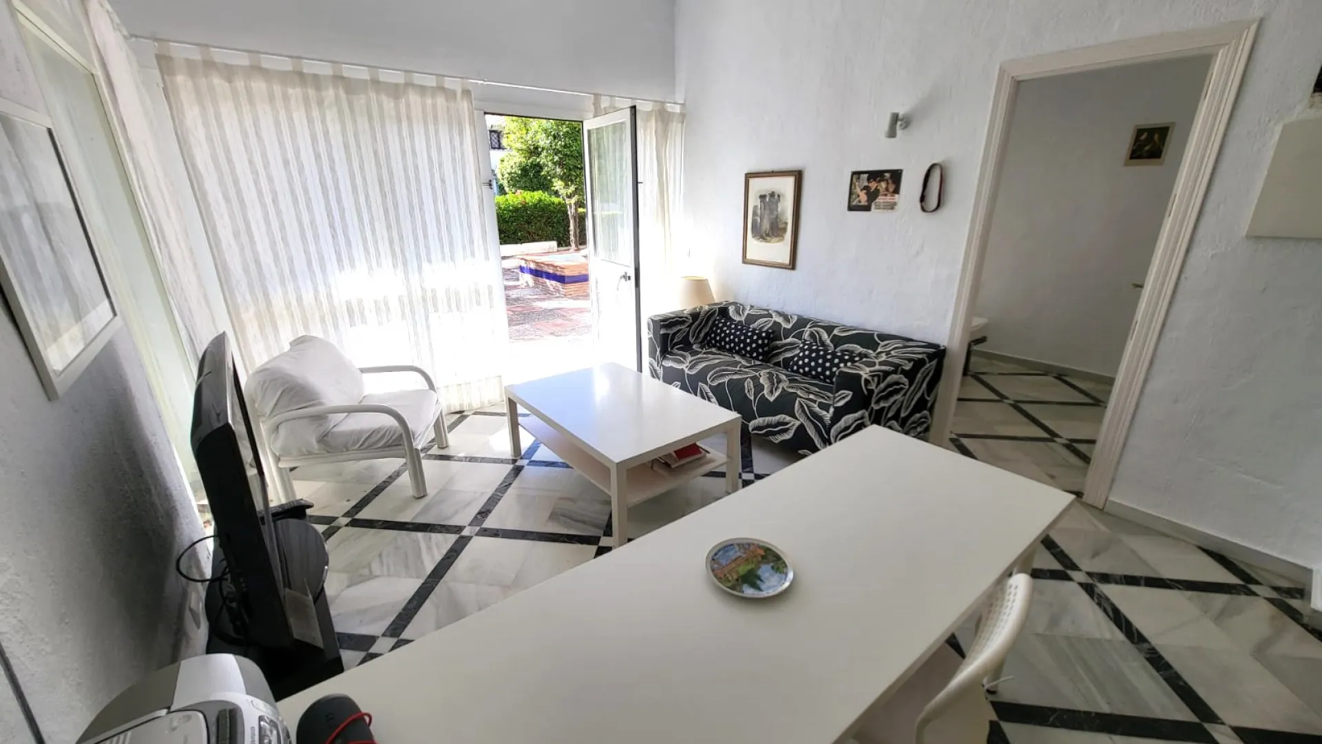 Commercial premises with 1 bedroom for sale in Bahia Dorada
