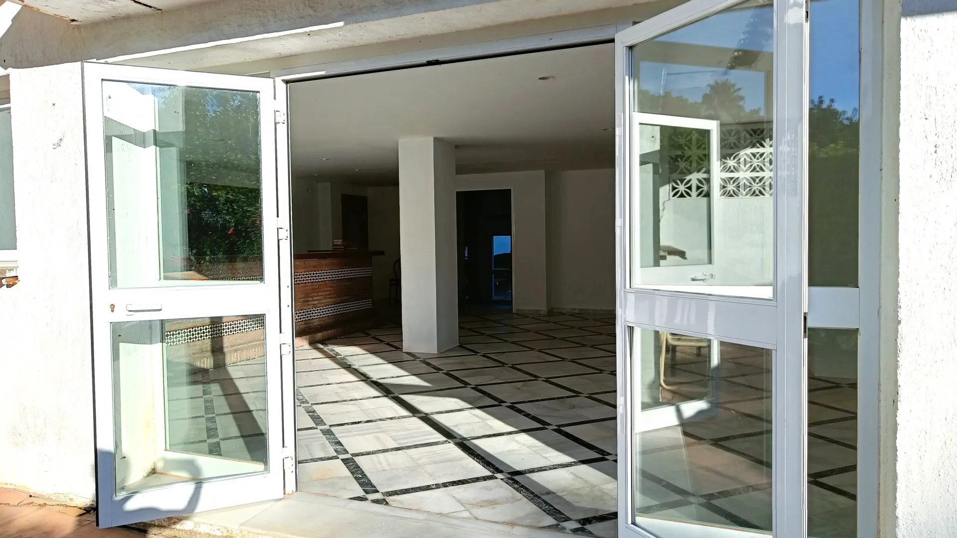 Commercial premises with 1 bedroom for sale in Bahia Dorada