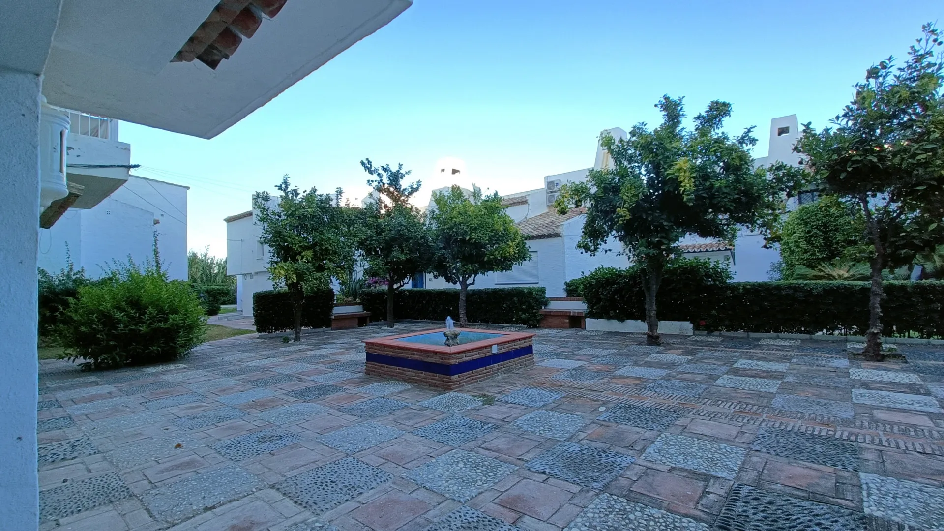 Commercial premises with 1 bedroom for sale in Bahia Dorada