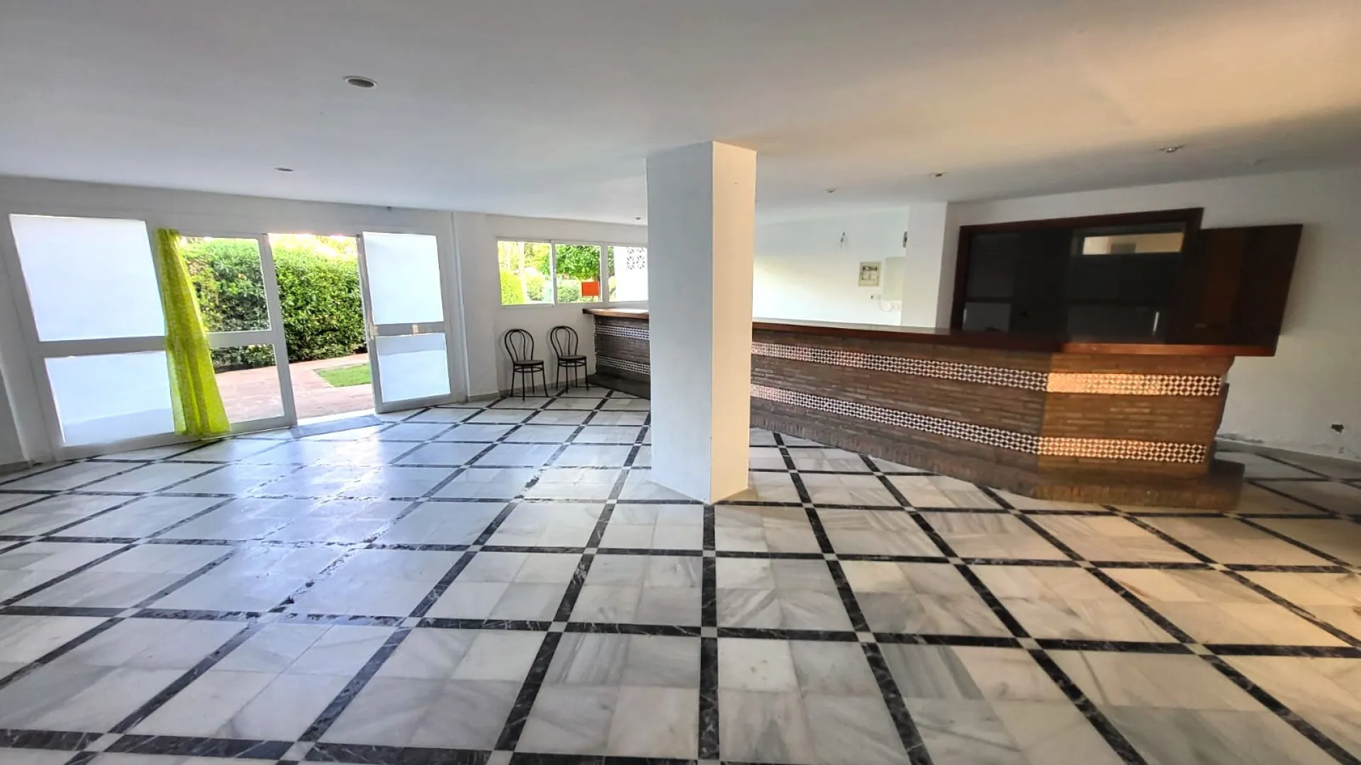 Commercial premises with 1 bedroom for sale in Bahia Dorada