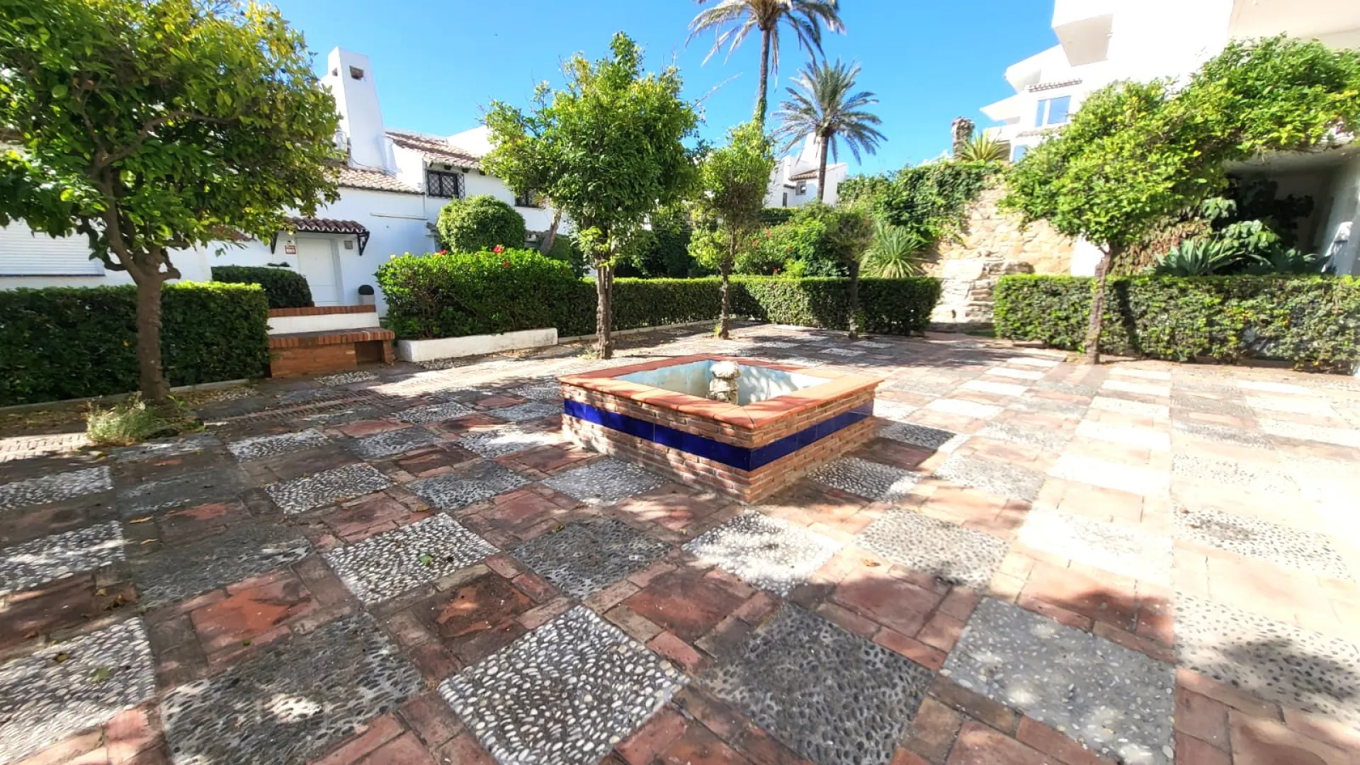 Commercial premises with 1 bedroom for sale in Bahia Dorada