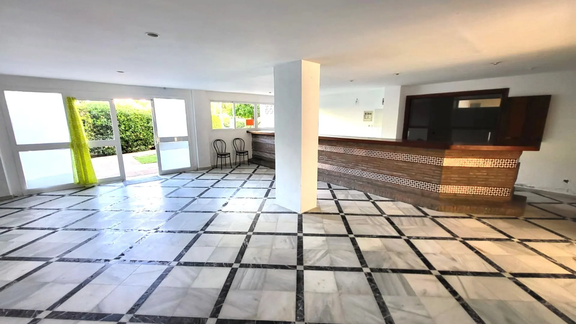 Commercial premises with 1 bedroom for sale in Bahia Dorada