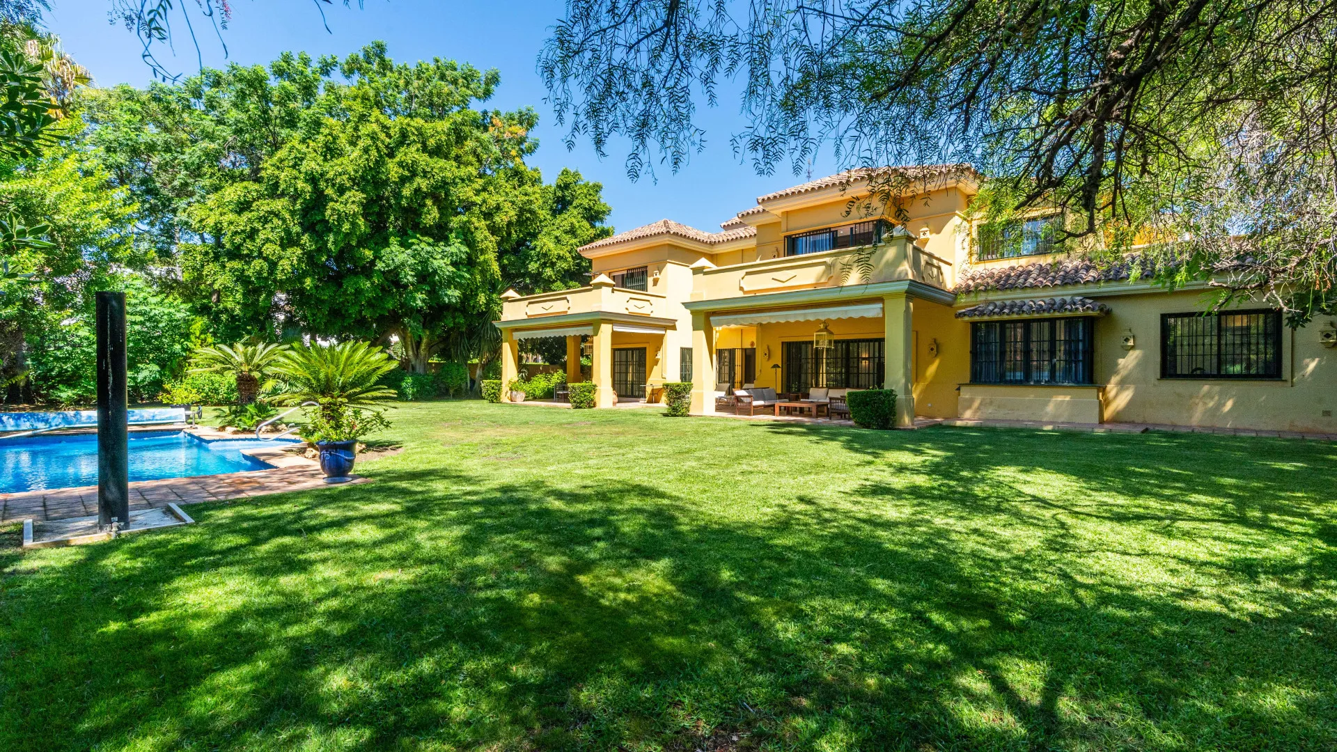 Villa with 6 bedrooms for sale in Guadalmina Baja