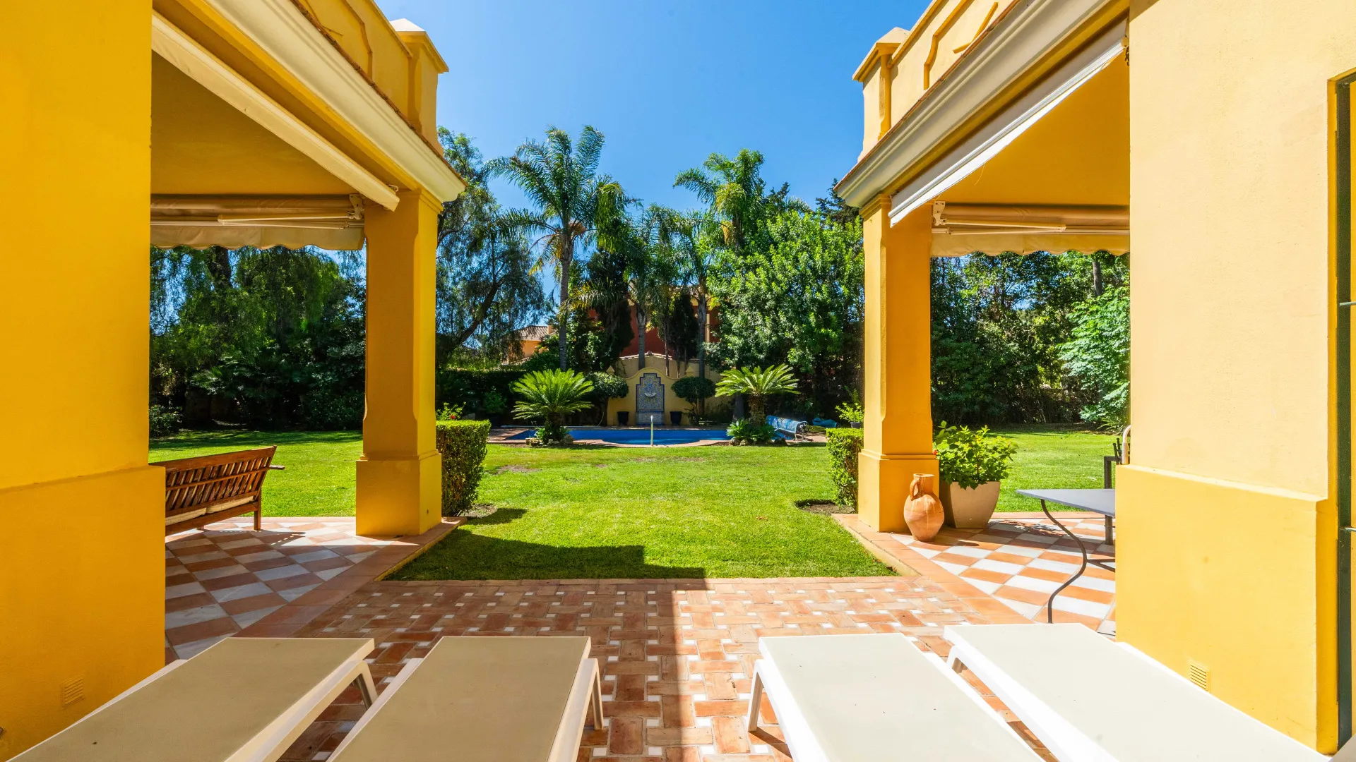 Villa with 6 bedrooms for sale in Guadalmina Baja