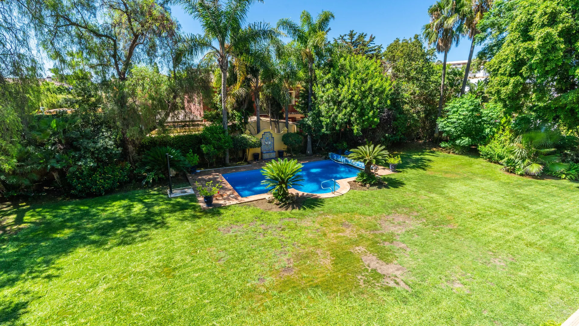 Villa with 6 bedrooms for sale in Guadalmina Baja