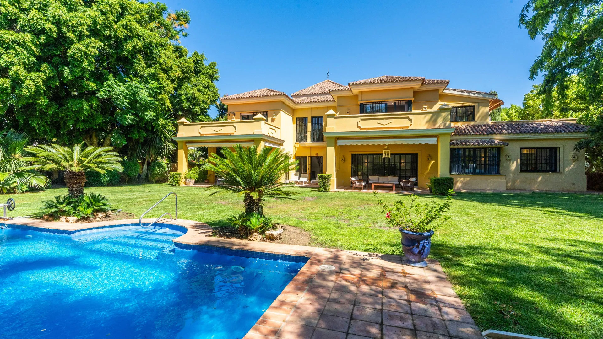 Villa with 6 bedrooms for sale in Guadalmina Baja