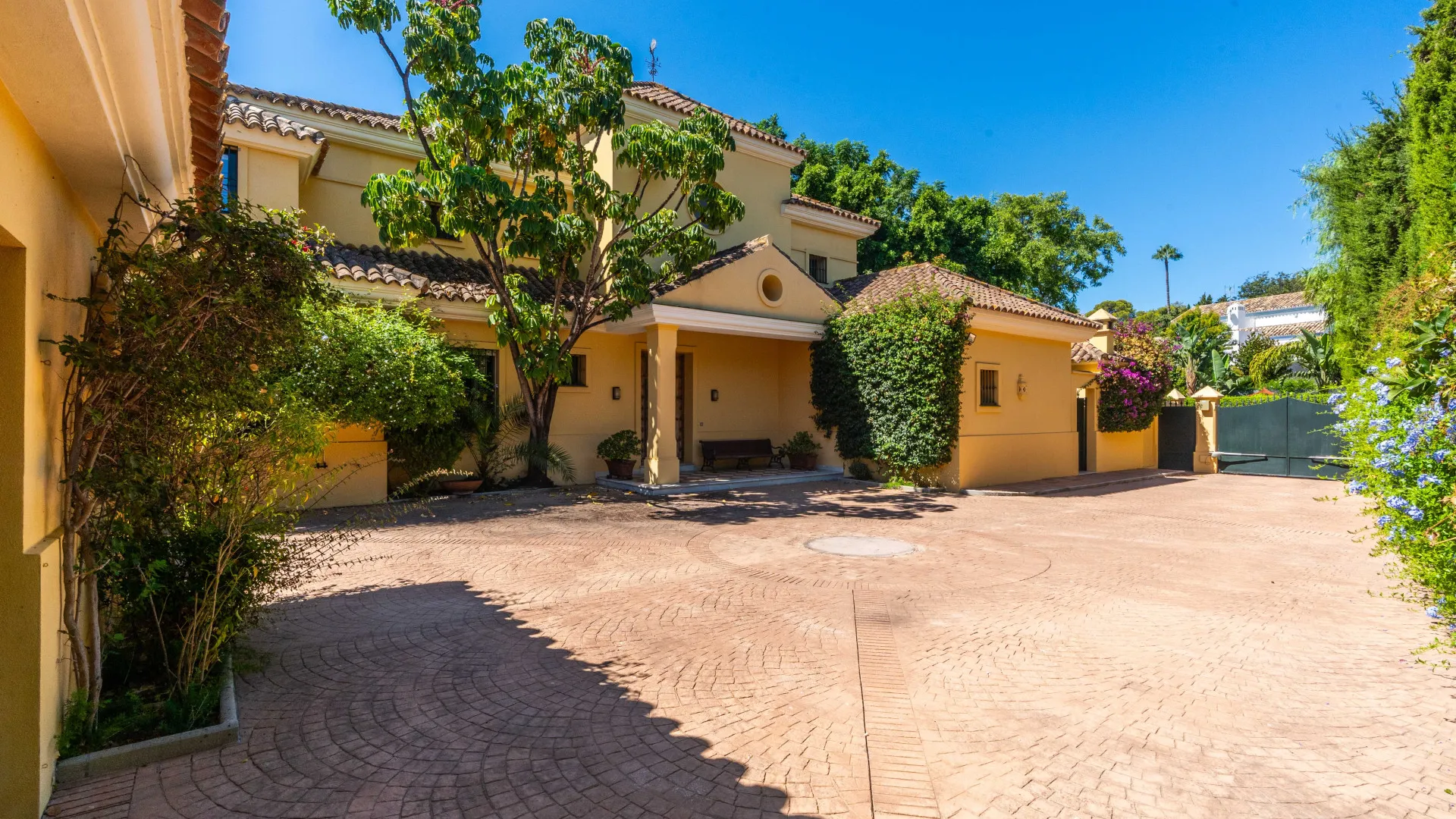 Villa with 6 bedrooms for sale in Guadalmina Baja
