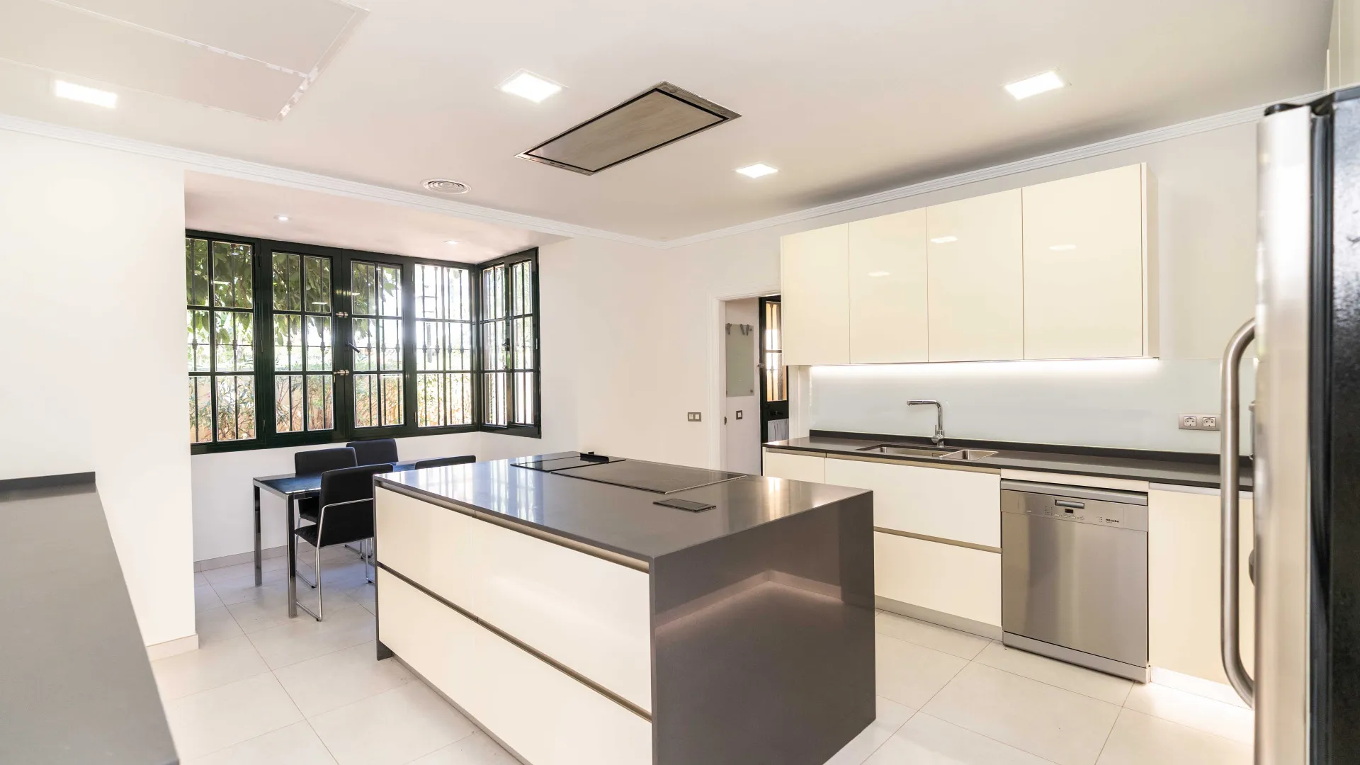 Villa with 6 bedrooms for sale in Guadalmina Baja