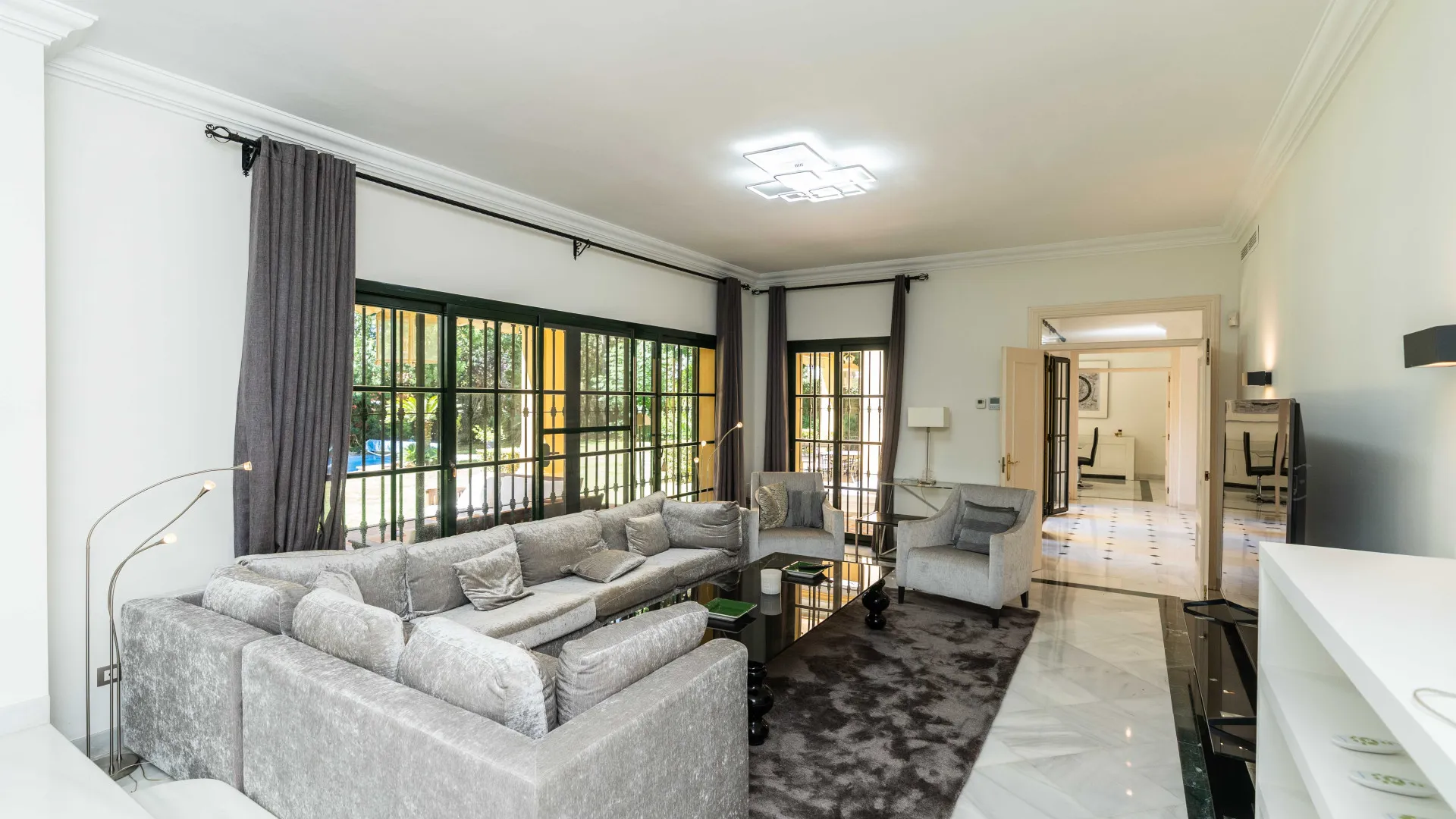 Villa with 6 bedrooms for sale in Guadalmina Baja