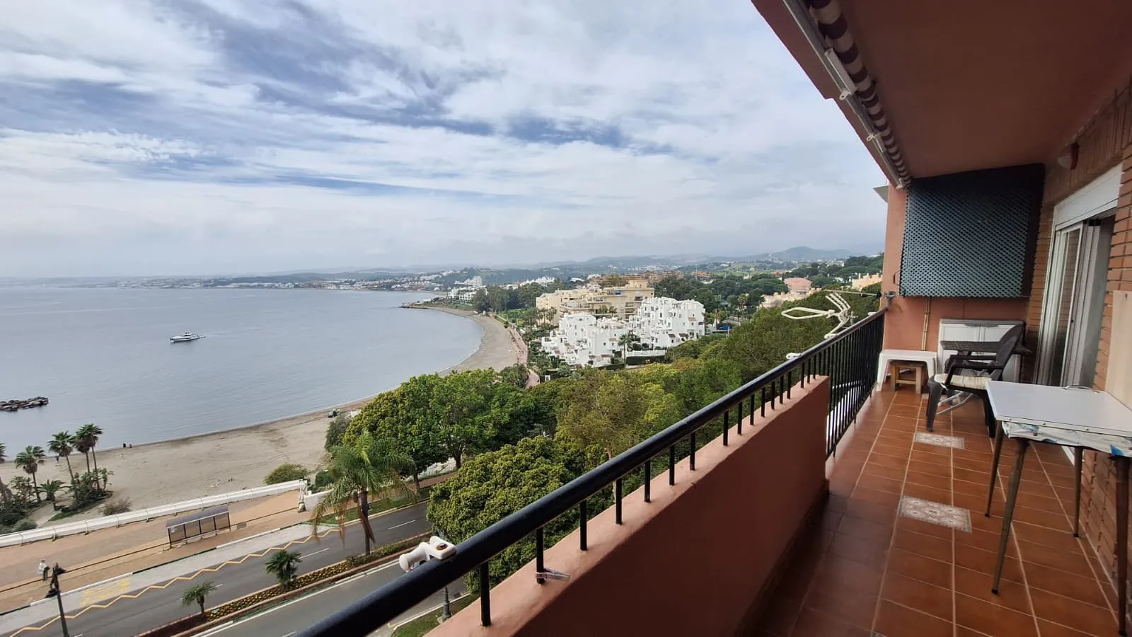 Buy apartment in Estepona West with 3 bedrooms