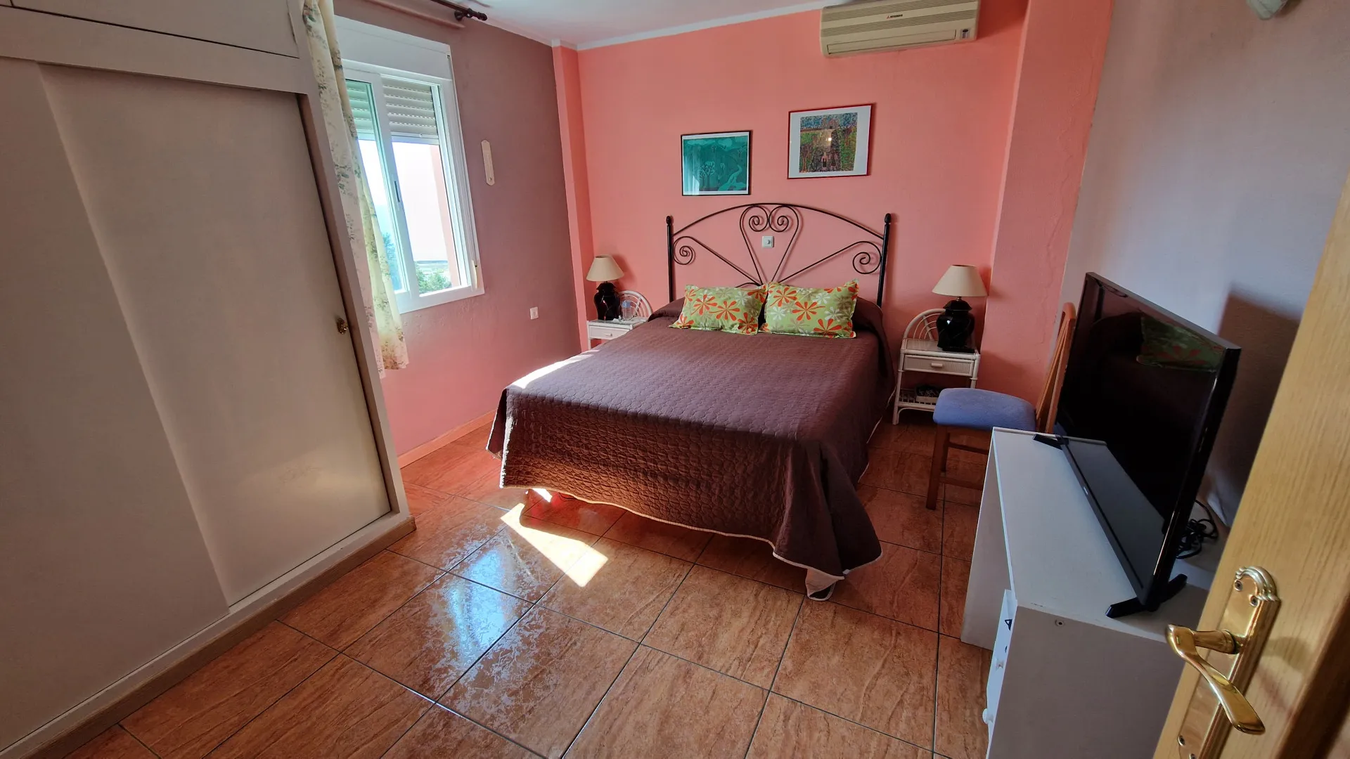 Buy apartment in Estepona West with 3 bedrooms
