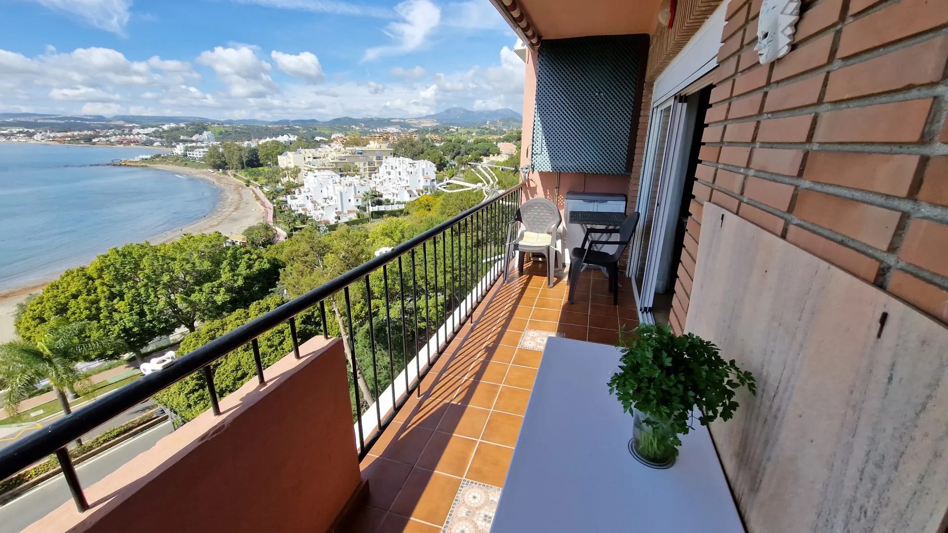 Buy apartment in Estepona West with 3 bedrooms