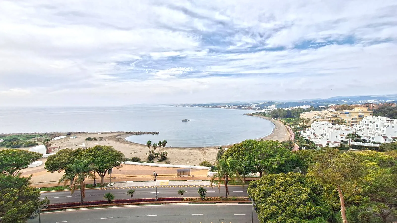 Buy apartment in Estepona West with 3 bedrooms