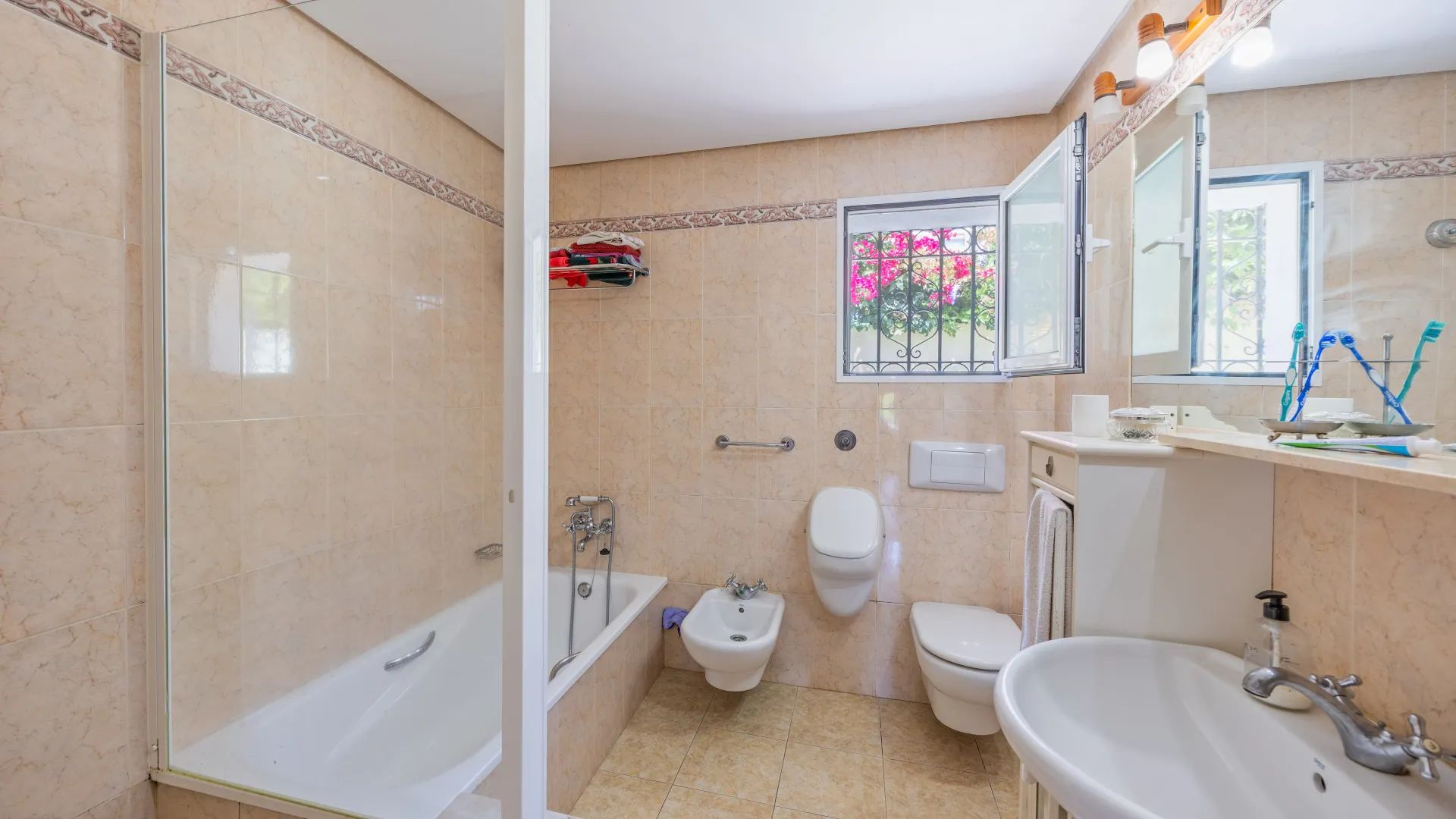 Chalet a la venta en Jardin Tropical con 3 dormitorios