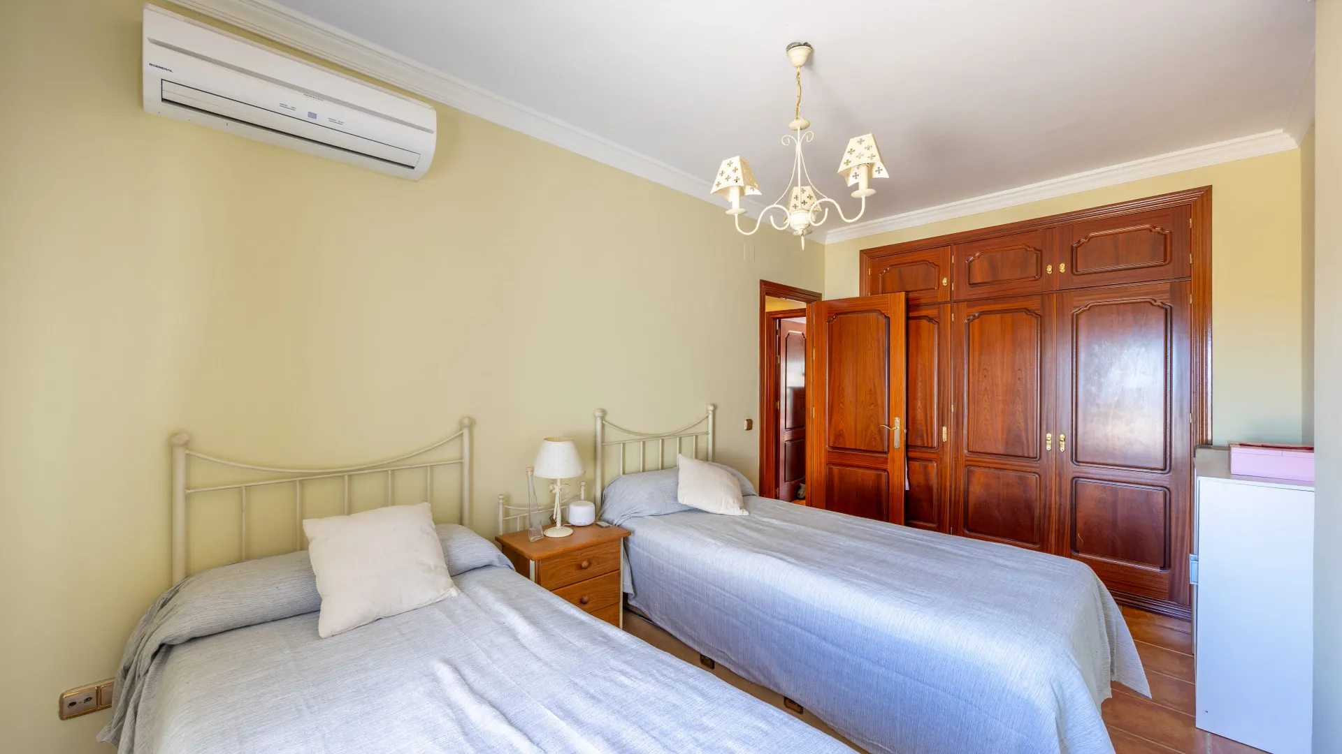 For sale town house with 3 bedrooms in Alcaidesa Costa