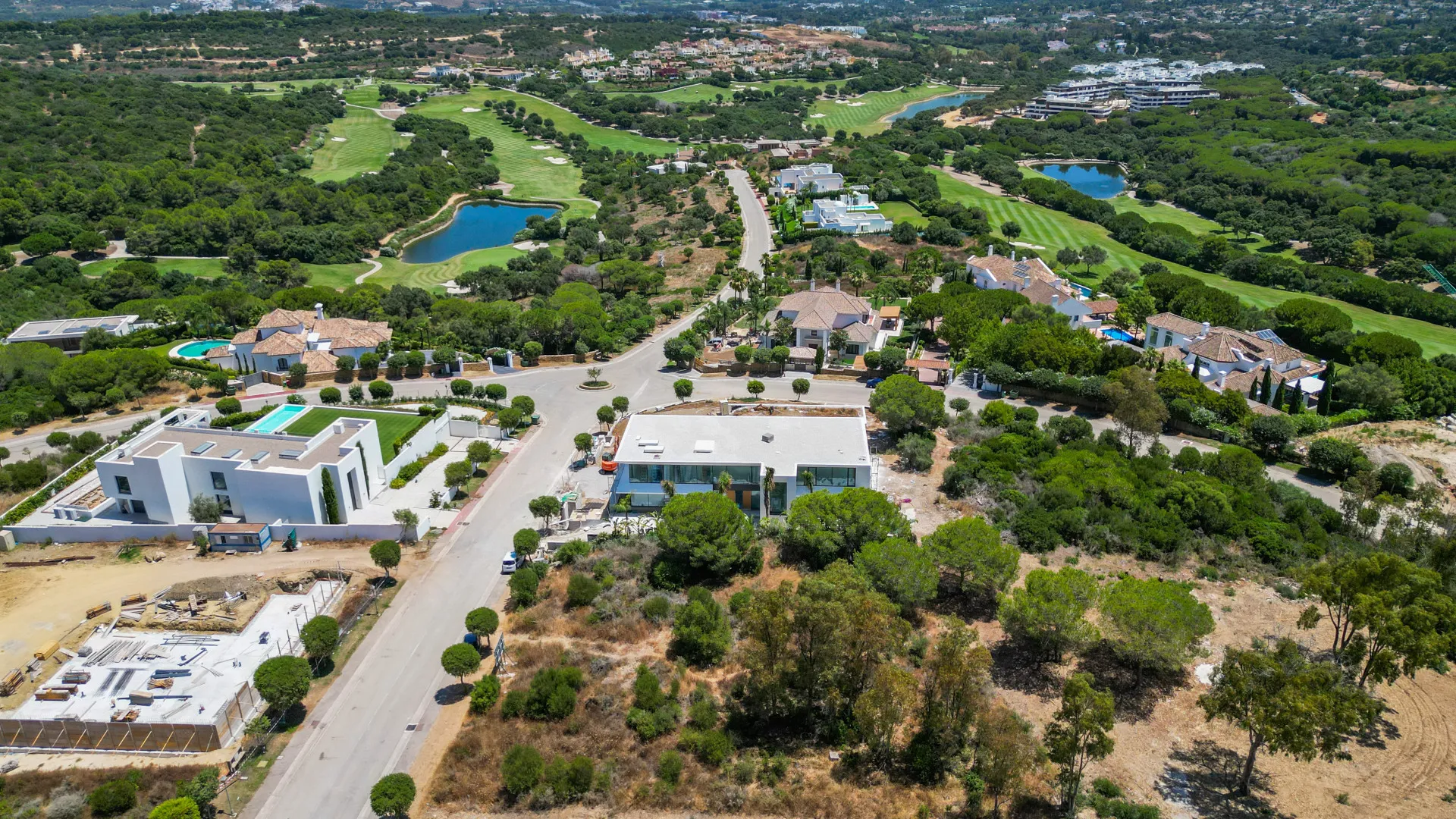 Plot for sale in Zona L