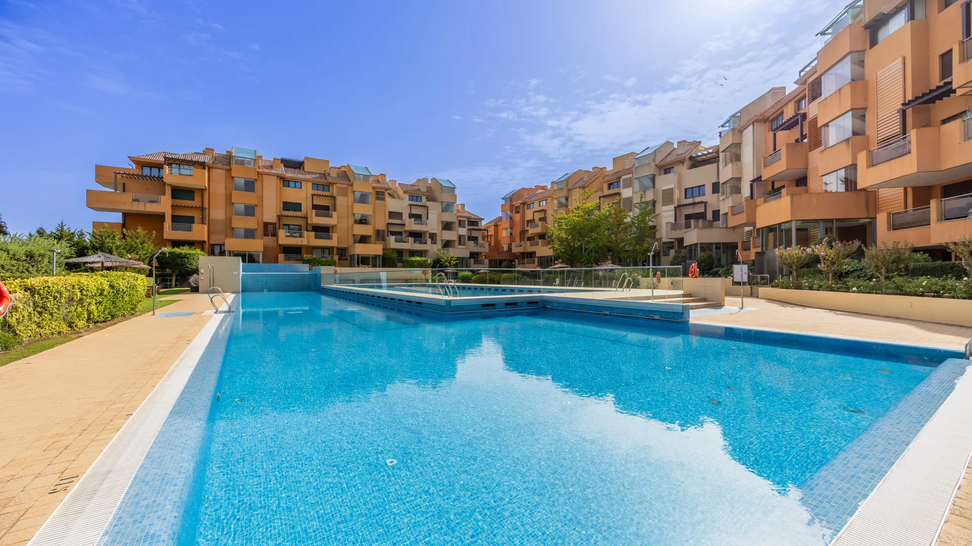 Apartamento planta baja en venta en Ribera del Marlin con 3 dormitorios