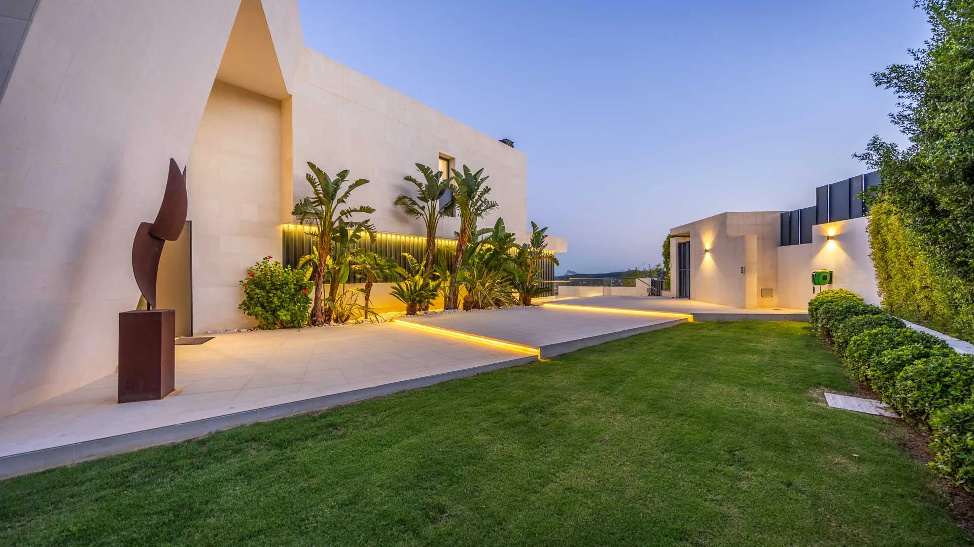 For sale Zona M villa with 5 bedrooms