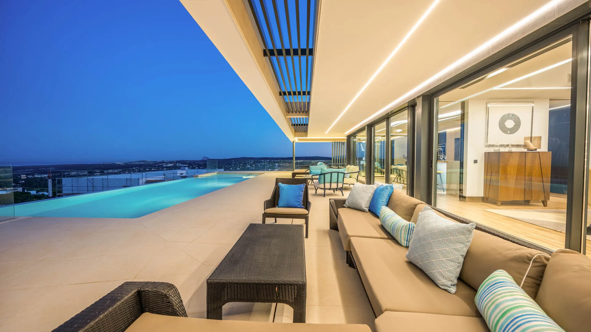 For sale Zona M villa with 5 bedrooms