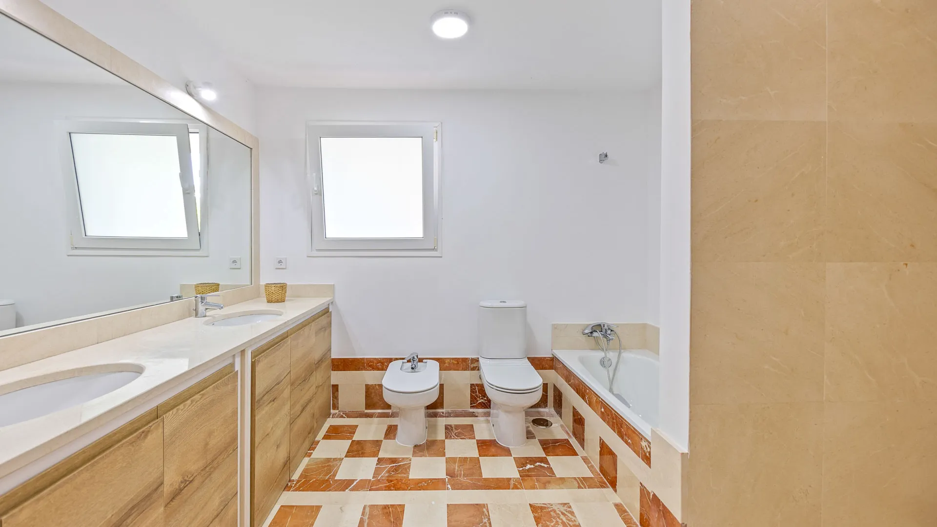 Villa with 5 bedrooms for sale in Zona L