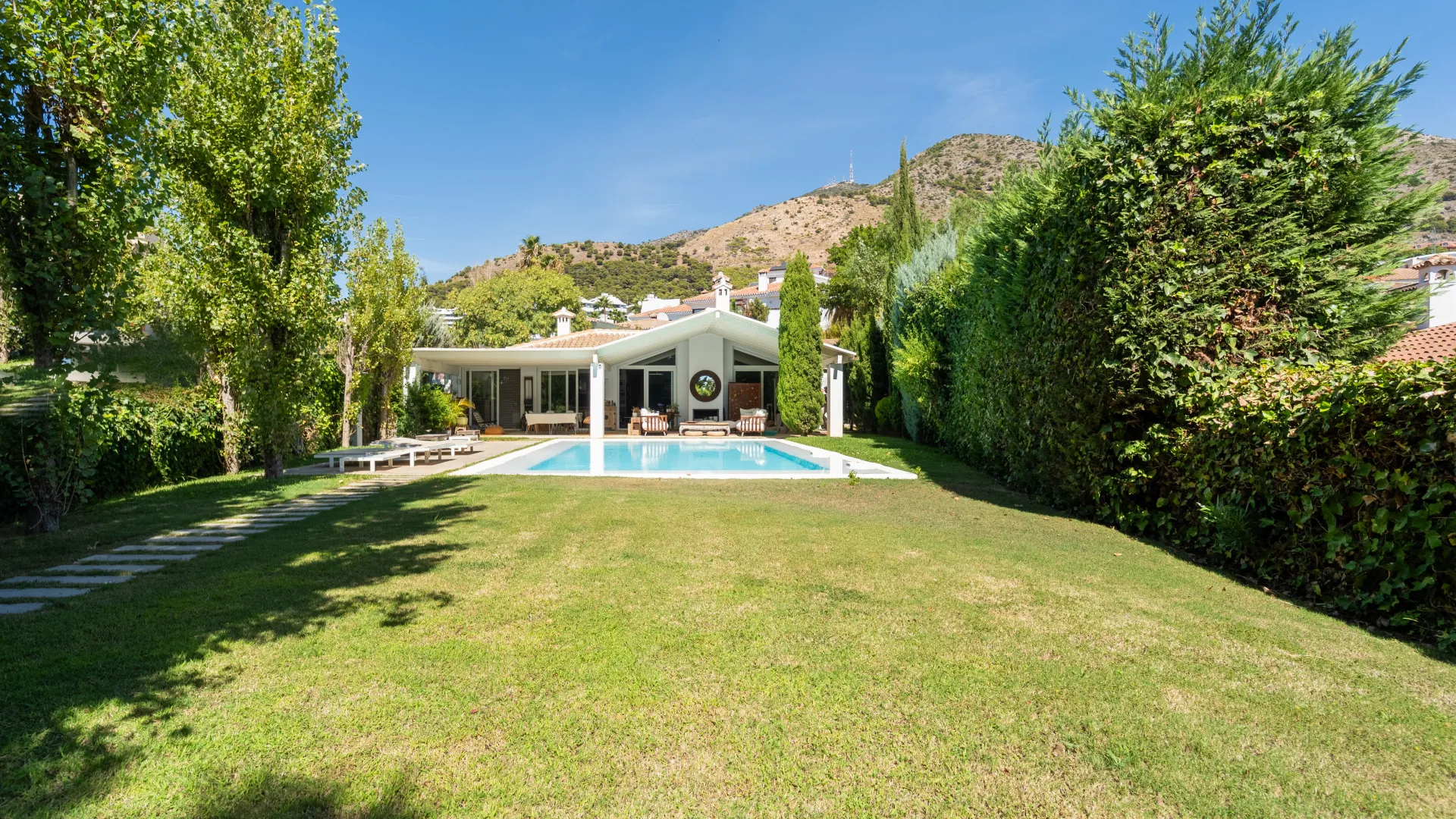 For sale villa with 5 bedrooms in Reserva del Higuerón