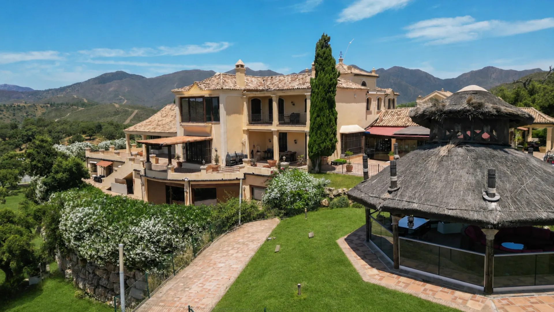 Villa for sale in La Mairena with 9 bedrooms