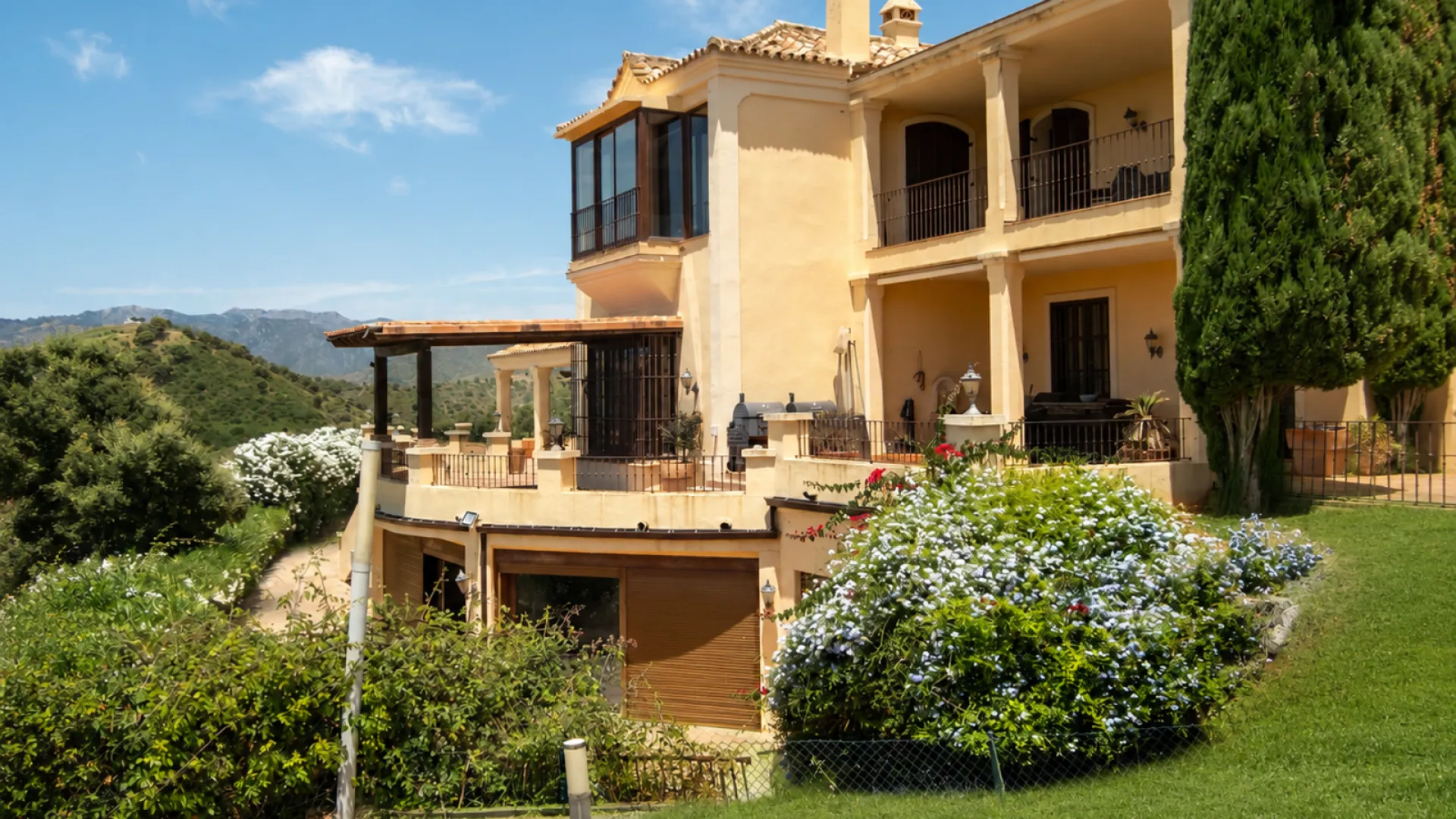 Villa for sale in La Mairena with 9 bedrooms