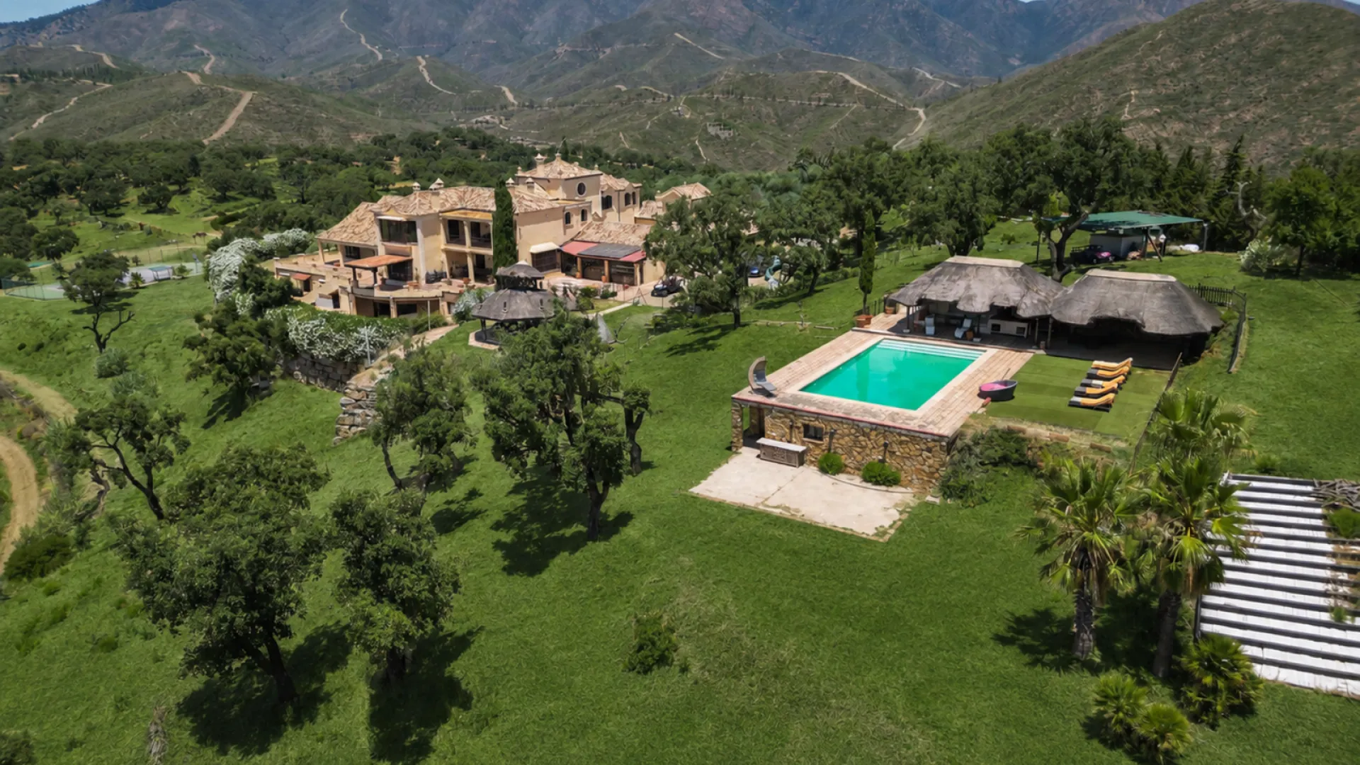 Villa for sale in La Mairena with 9 bedrooms