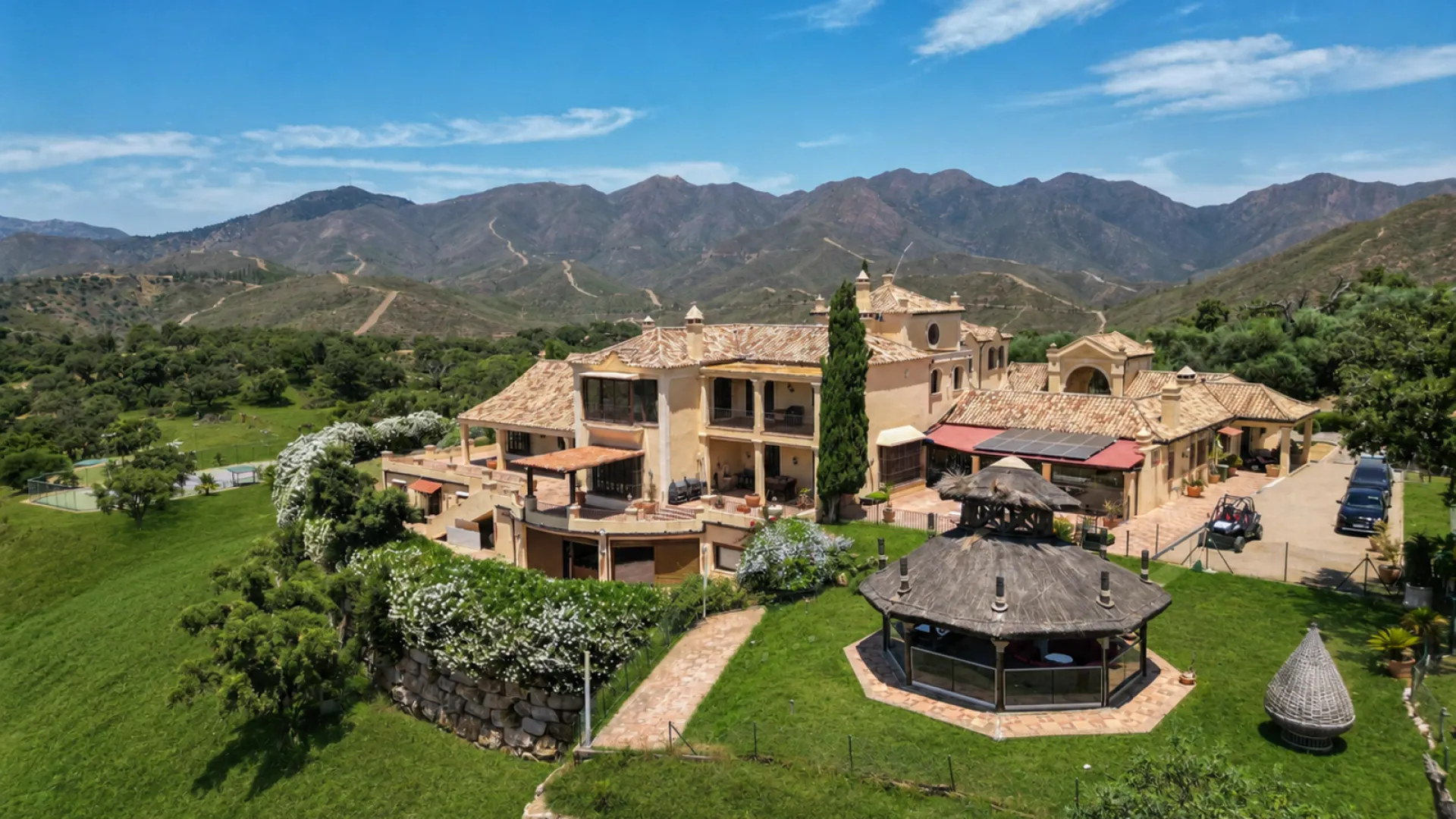 Villa for sale in La Mairena with 9 bedrooms