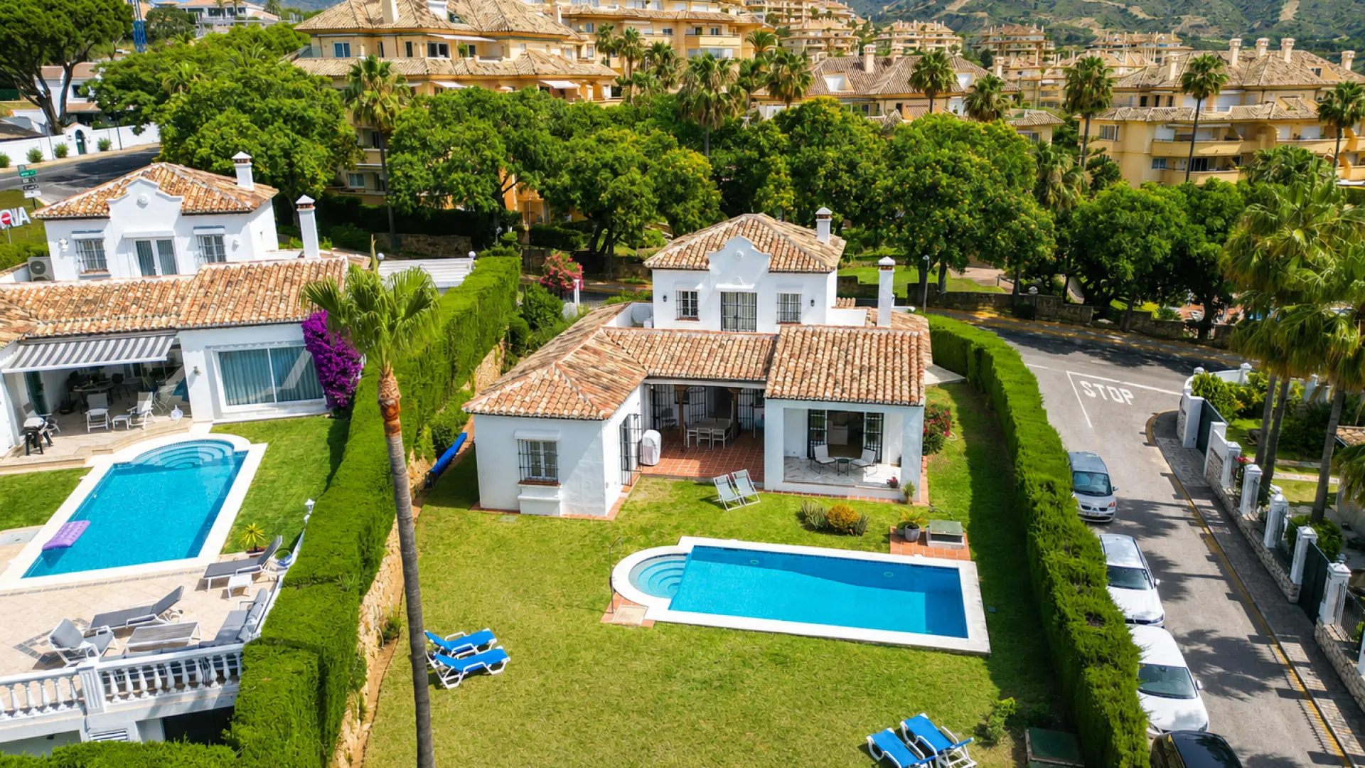 For sale villa with 4 bedrooms in Elviria