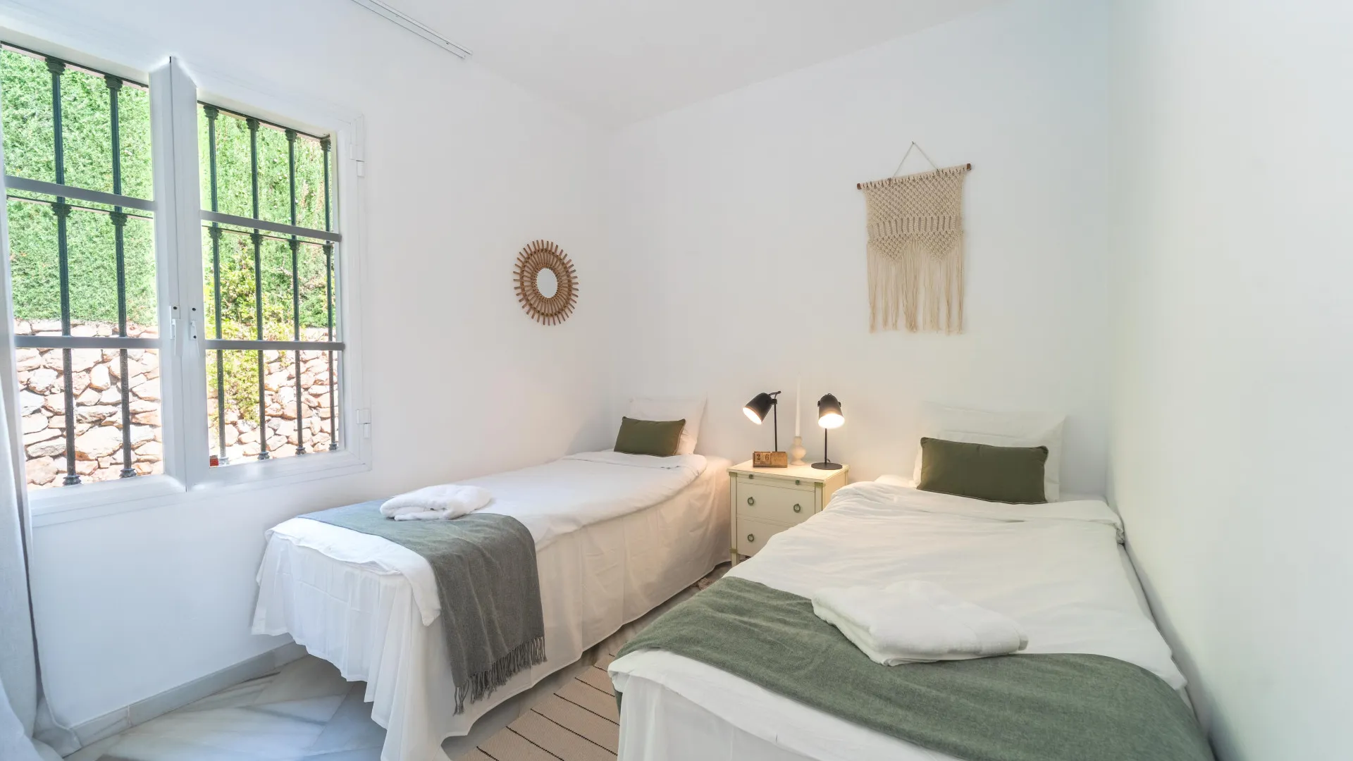 For sale villa with 4 bedrooms in Elviria