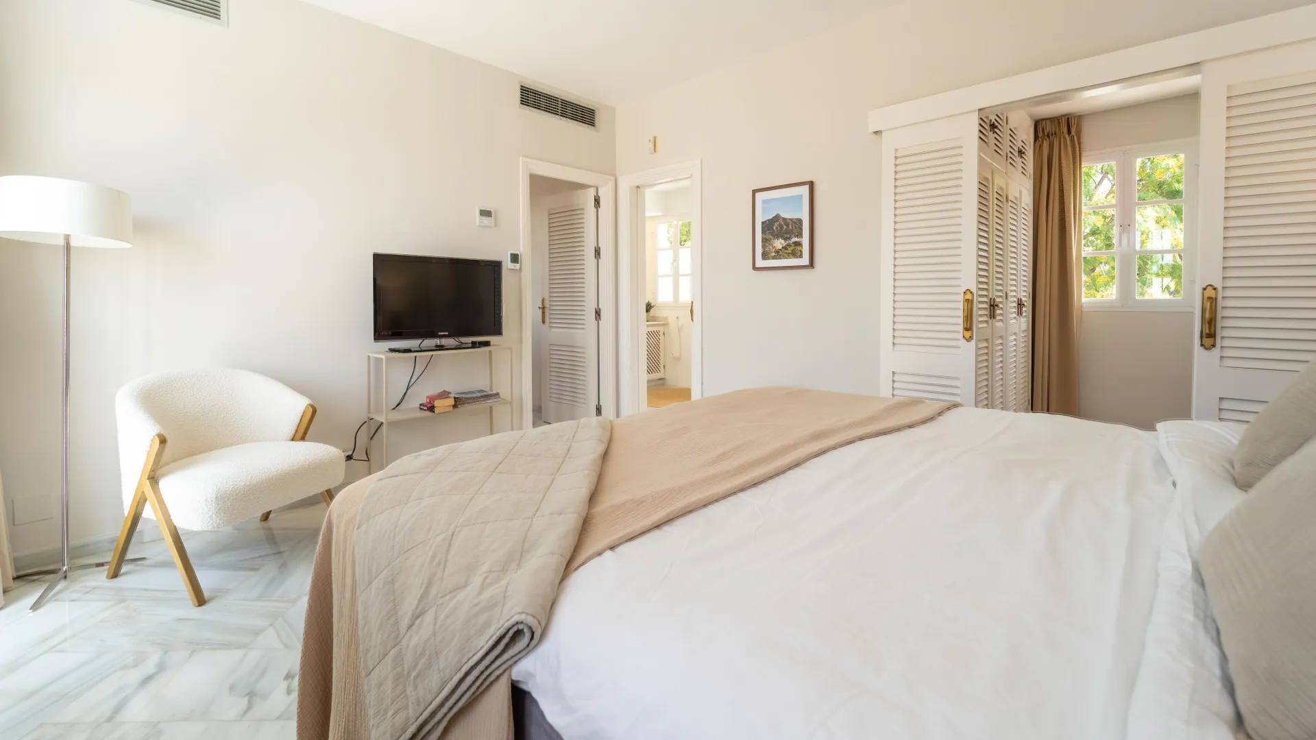 For sale villa with 4 bedrooms in Elviria