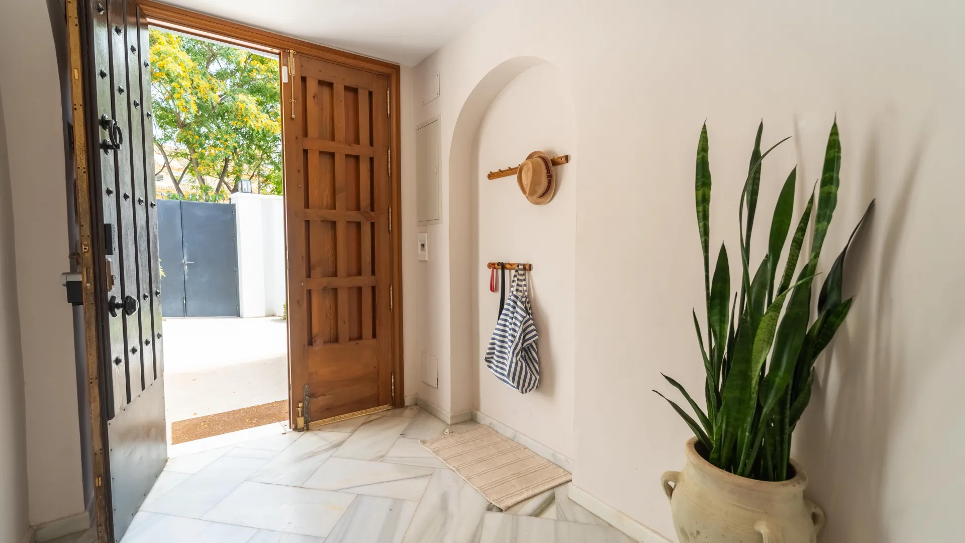 For sale villa with 4 bedrooms in Elviria