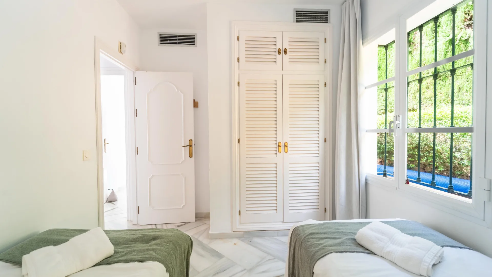 For sale villa with 4 bedrooms in Elviria