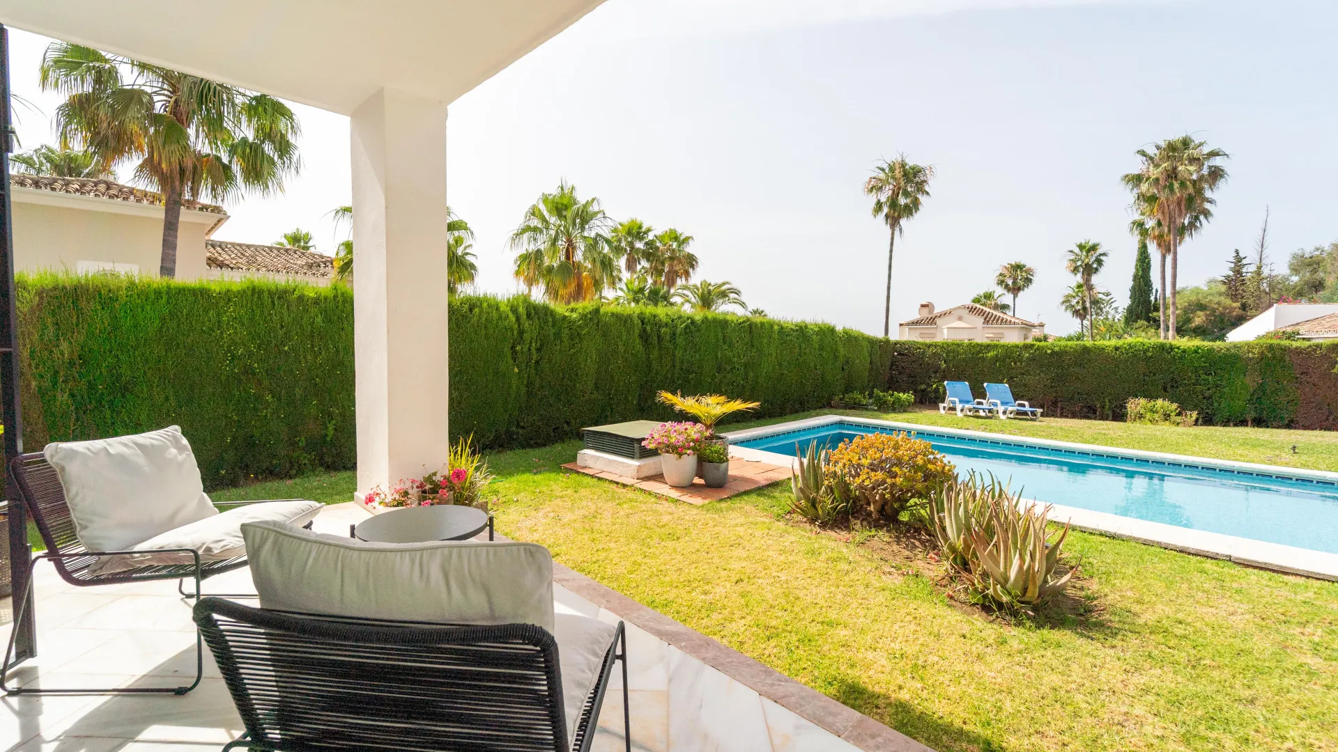 For sale villa with 4 bedrooms in Elviria