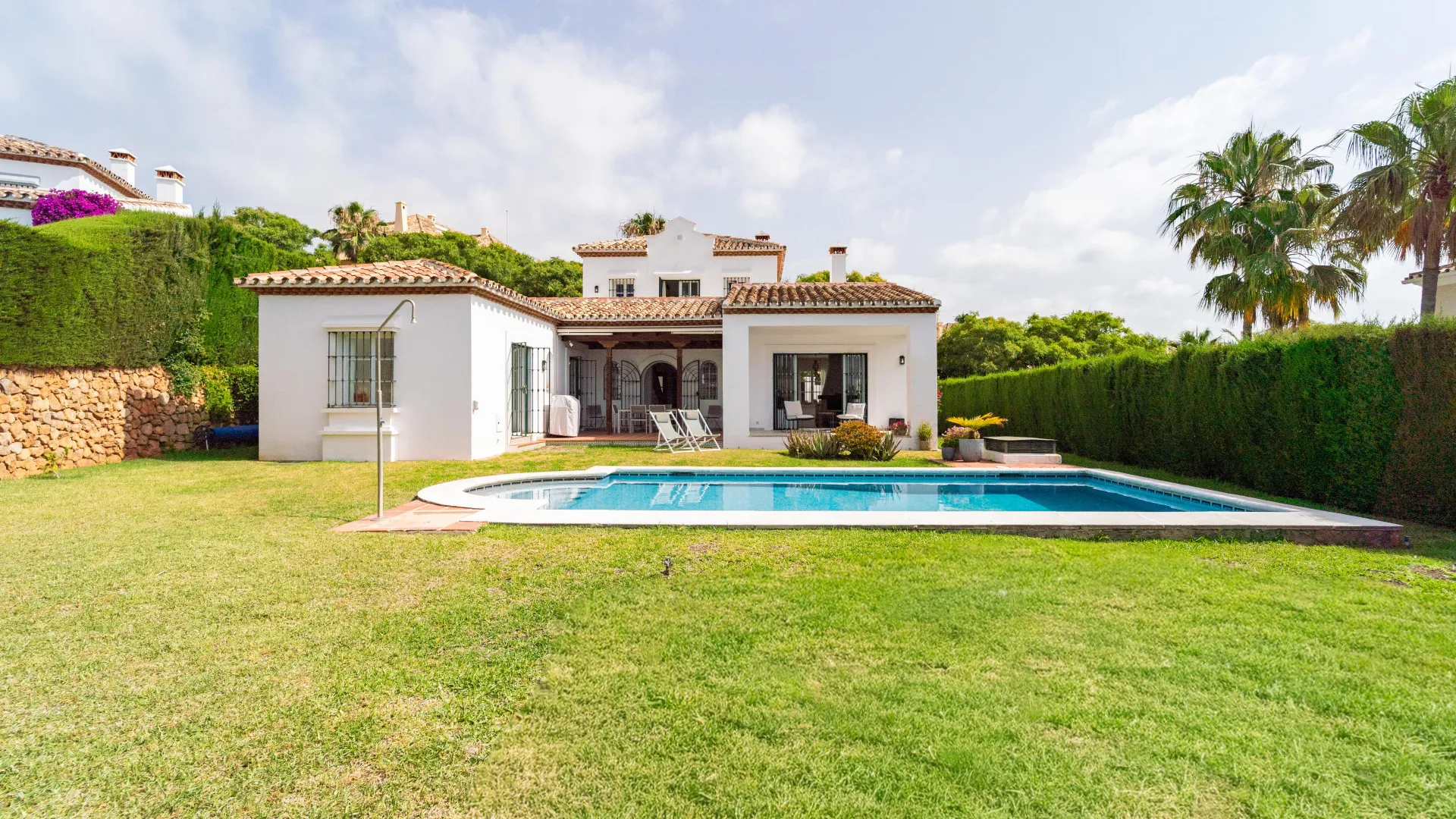 For sale villa with 4 bedrooms in Elviria