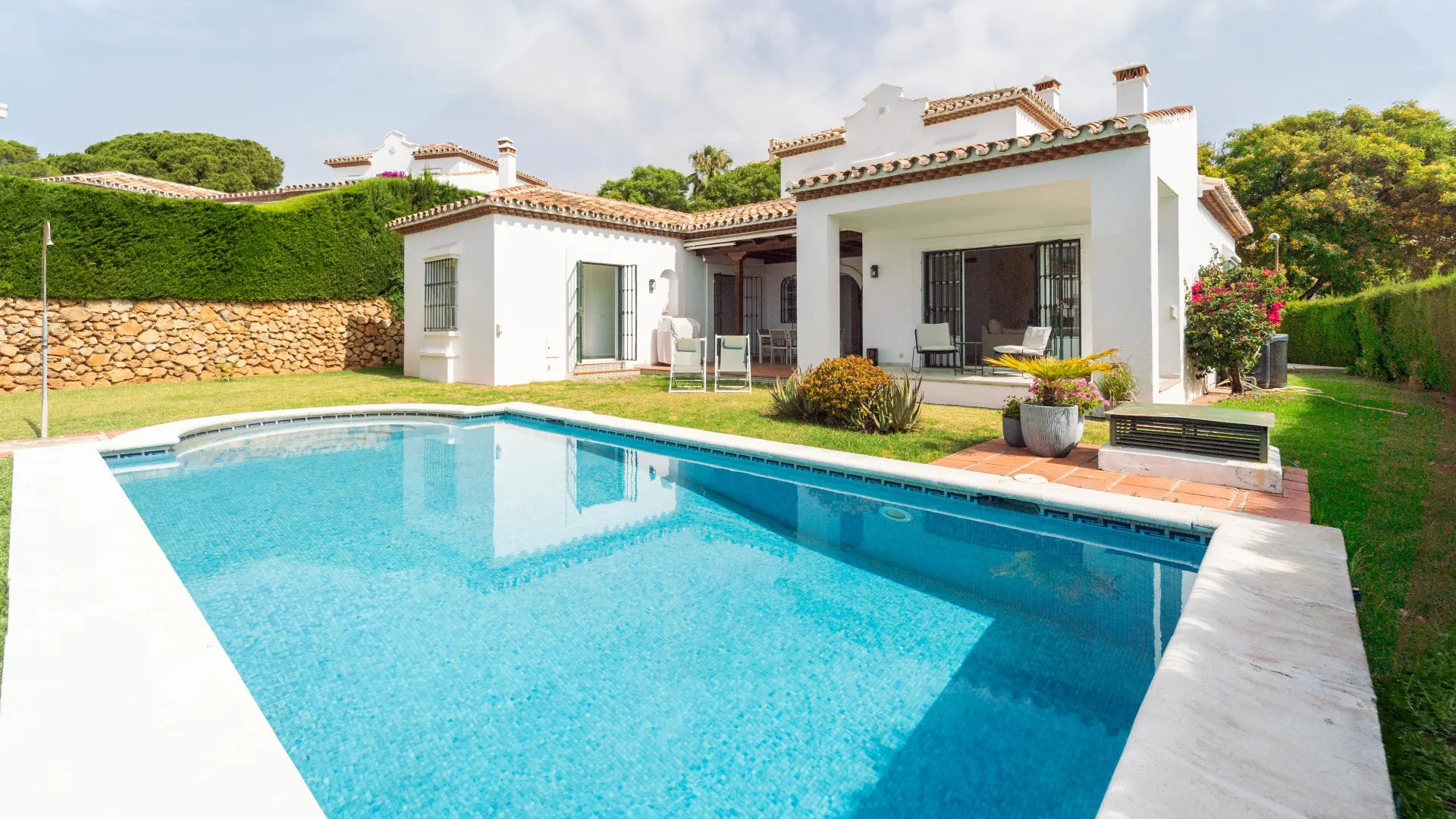 For sale villa with 4 bedrooms in Elviria
