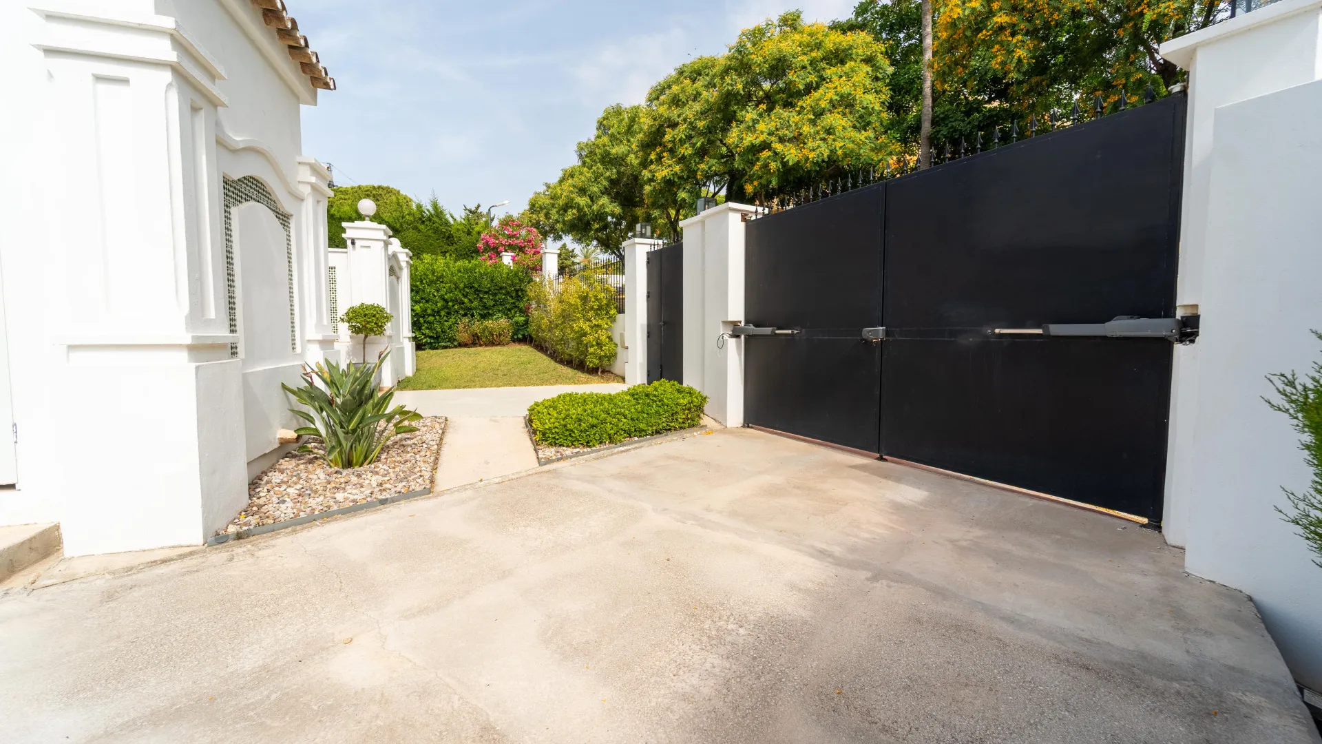 For sale villa with 4 bedrooms in Elviria