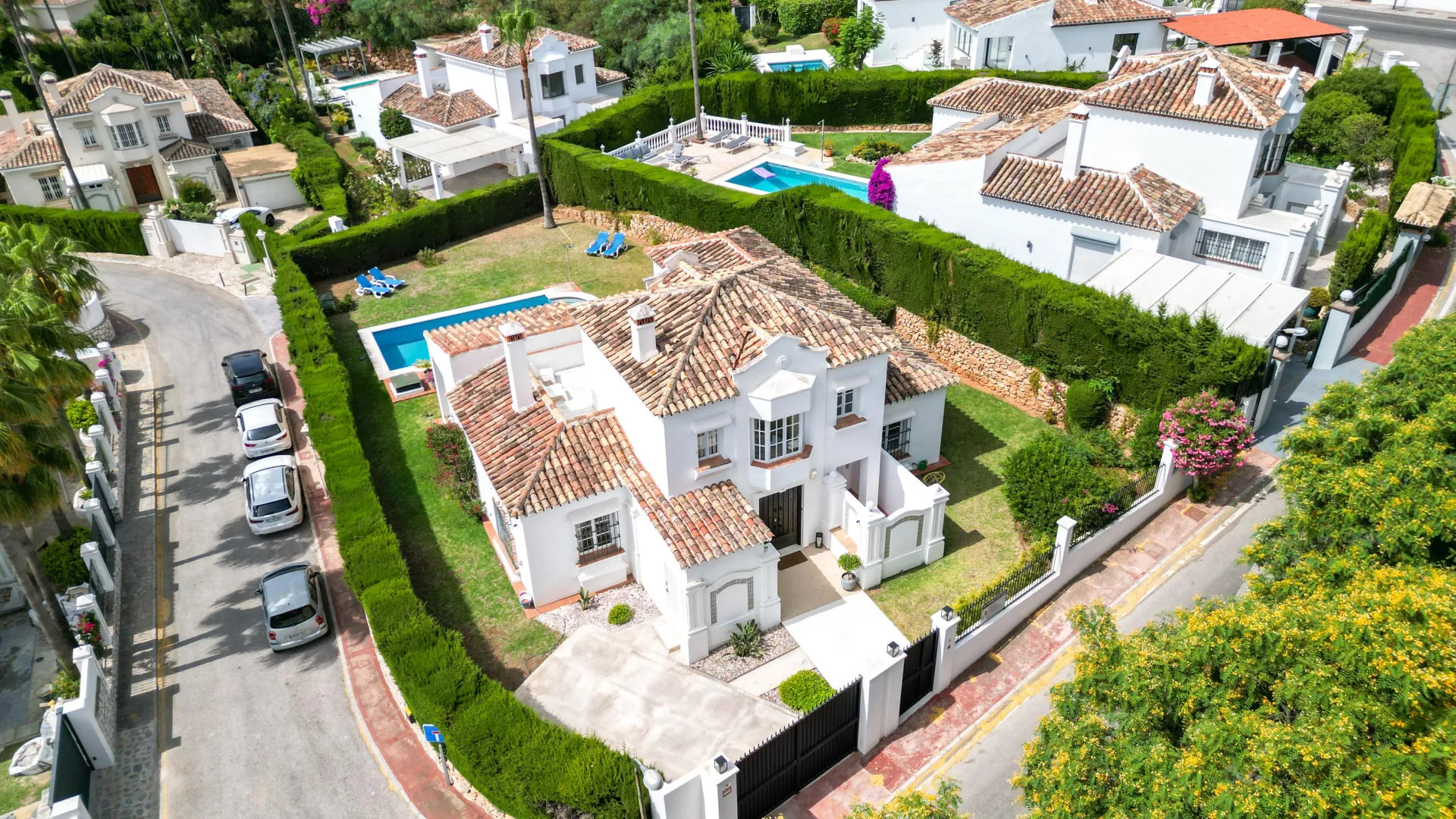 For sale villa with 4 bedrooms in Elviria