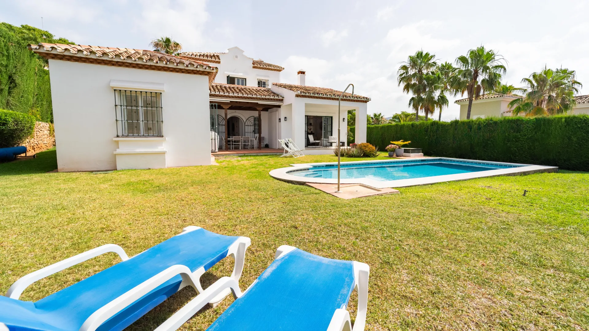 For sale villa with 4 bedrooms in Elviria