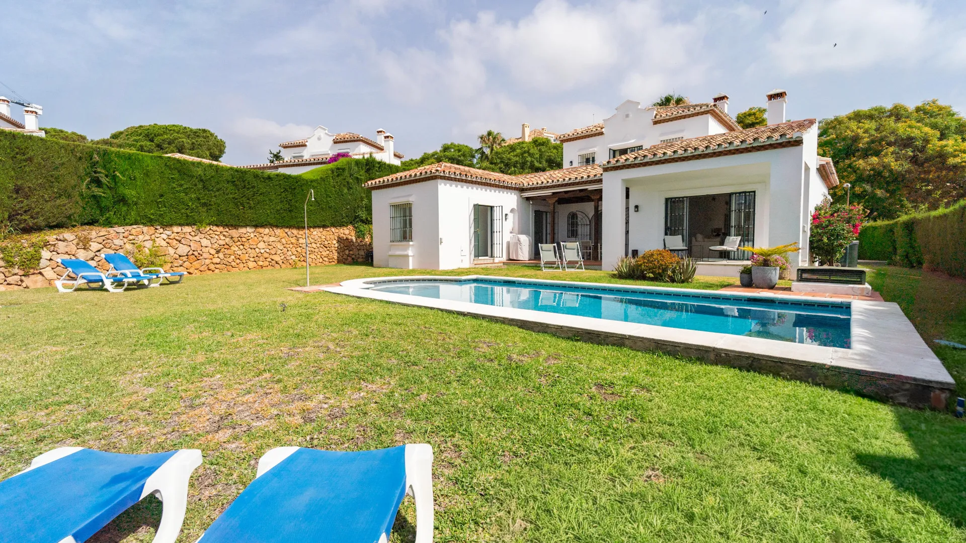 For sale villa with 4 bedrooms in Elviria