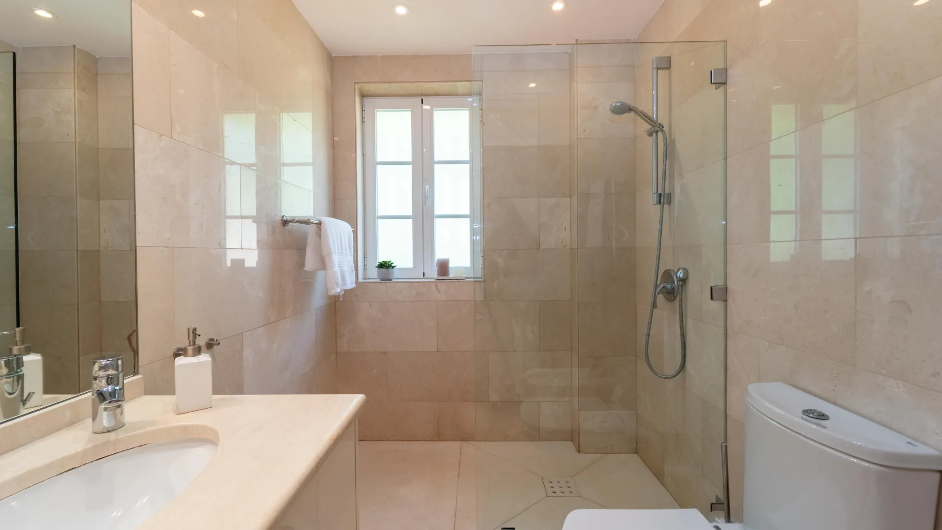 For sale villa with 4 bedrooms in Elviria
