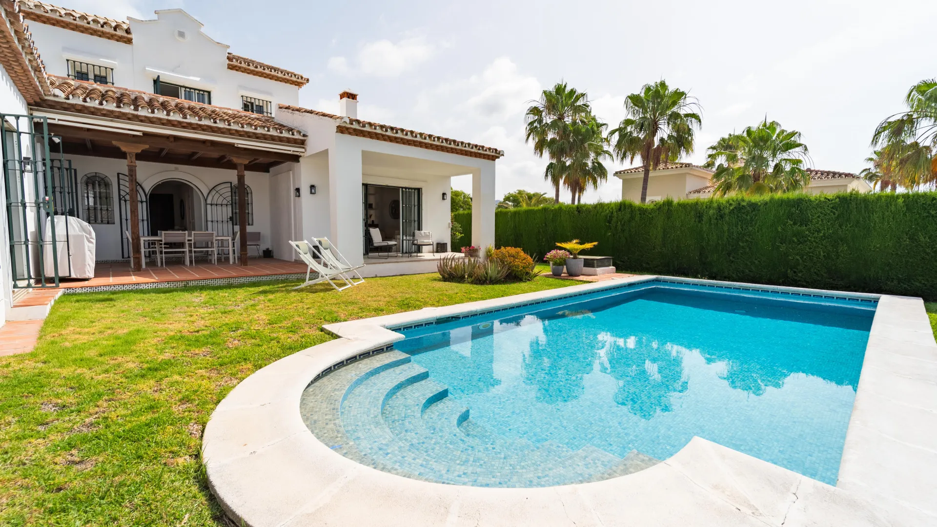 For sale villa with 4 bedrooms in Elviria