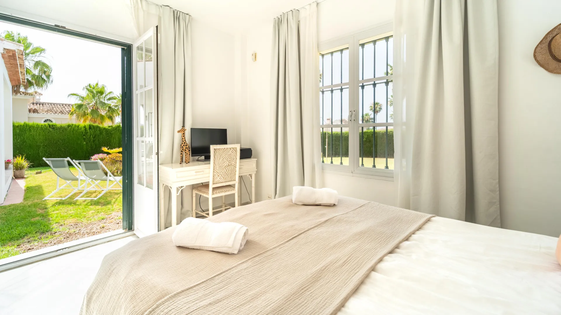 For sale villa with 4 bedrooms in Elviria