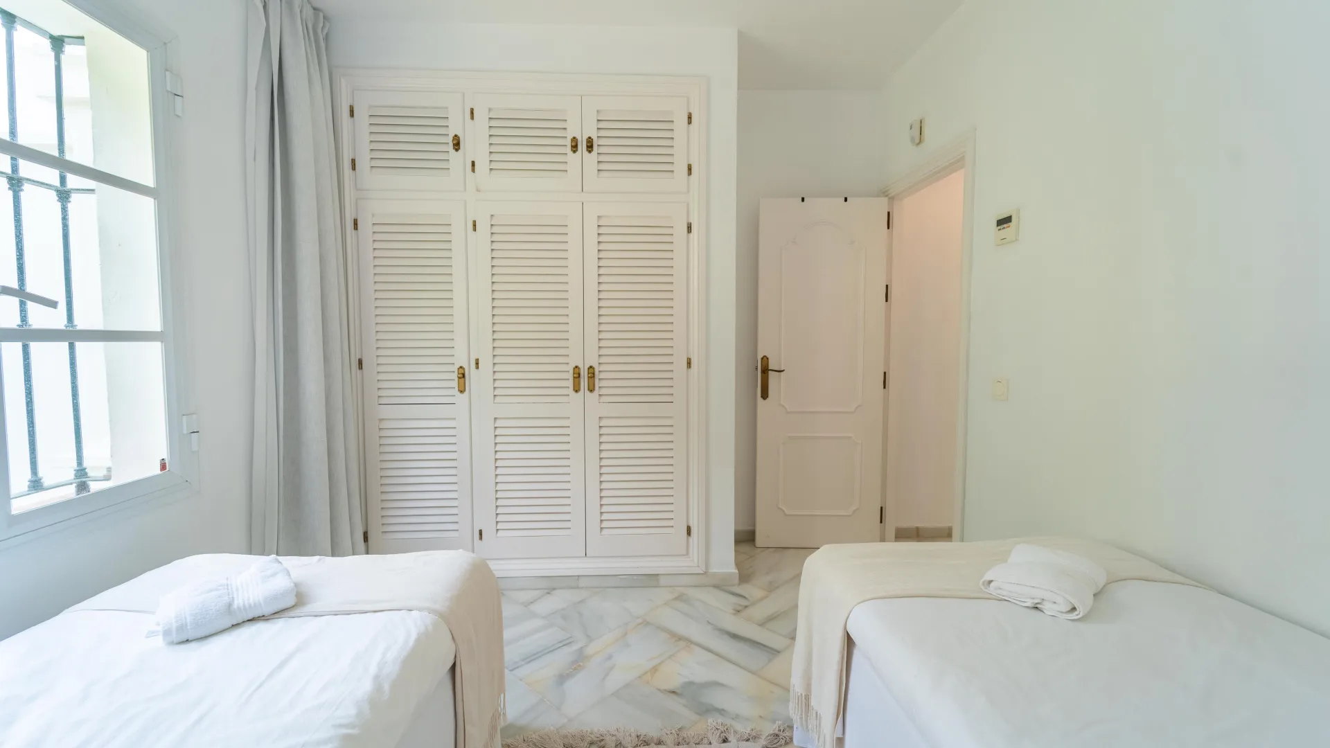 For sale villa with 4 bedrooms in Elviria