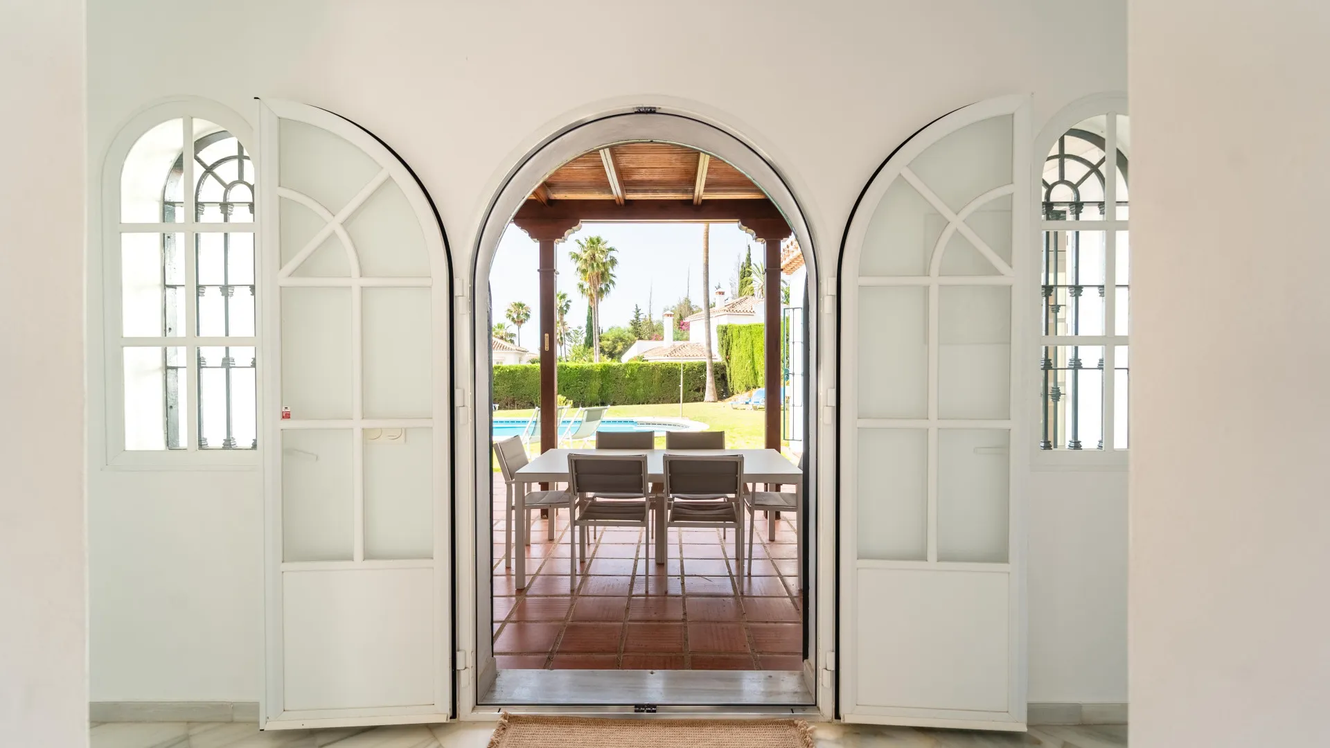 For sale villa with 4 bedrooms in Elviria