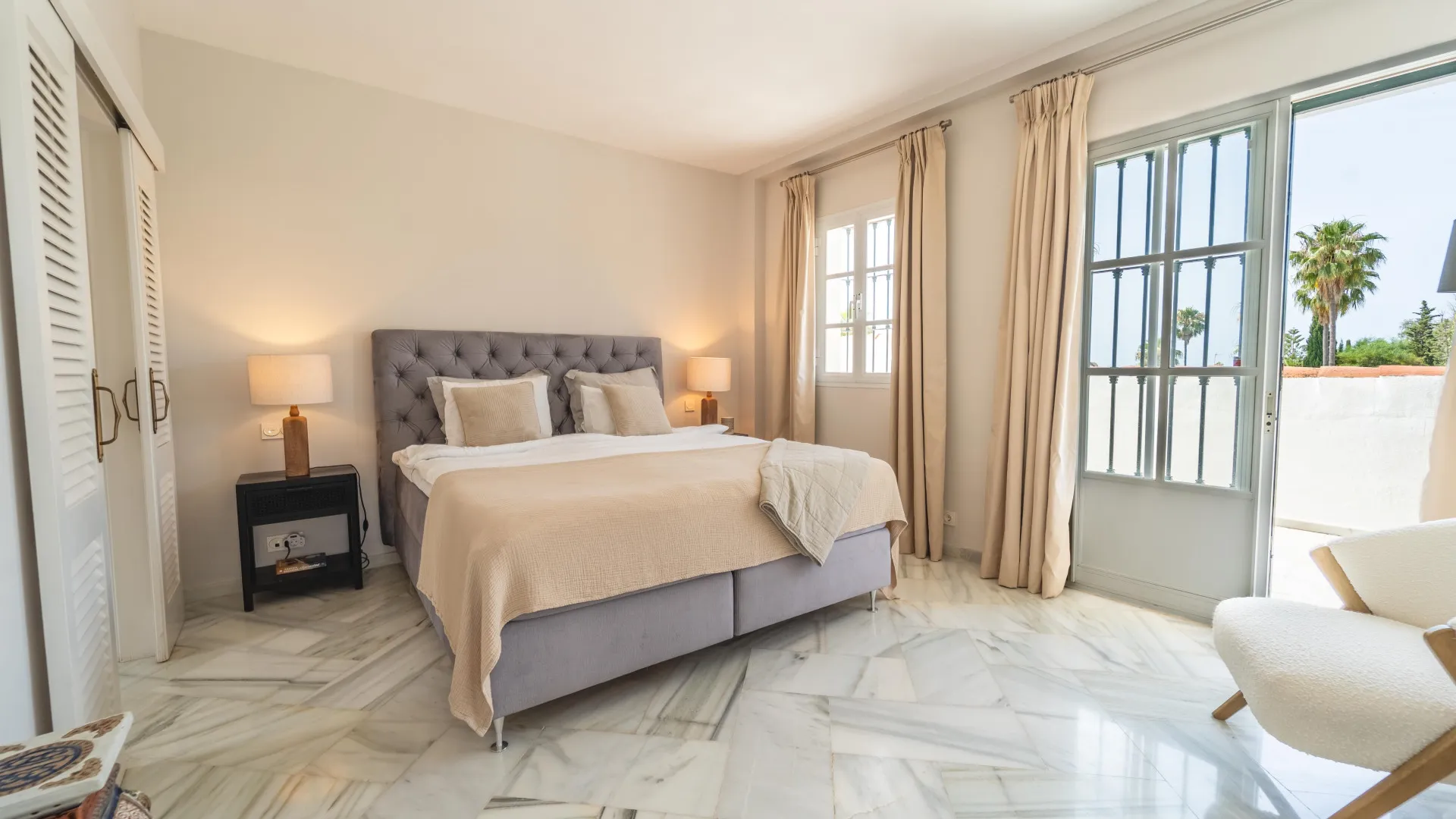 For sale villa with 4 bedrooms in Elviria