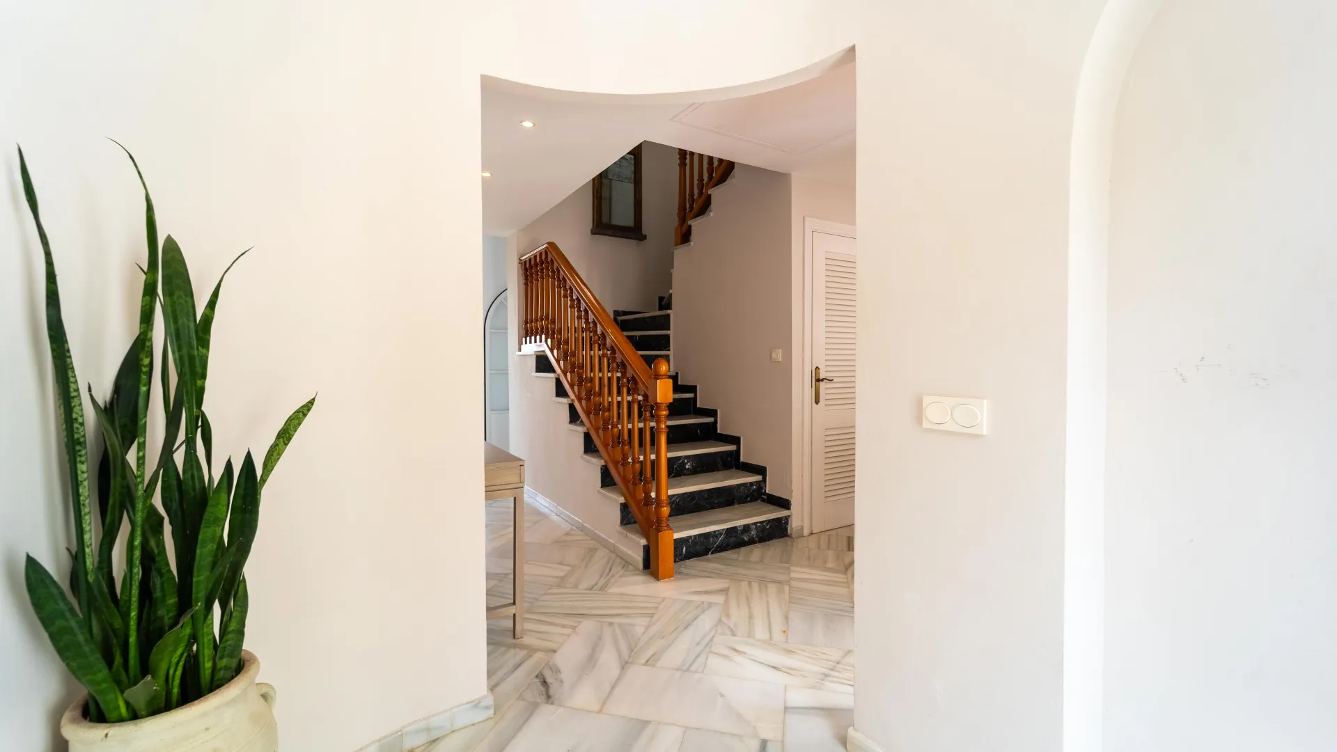 For sale villa with 4 bedrooms in Elviria