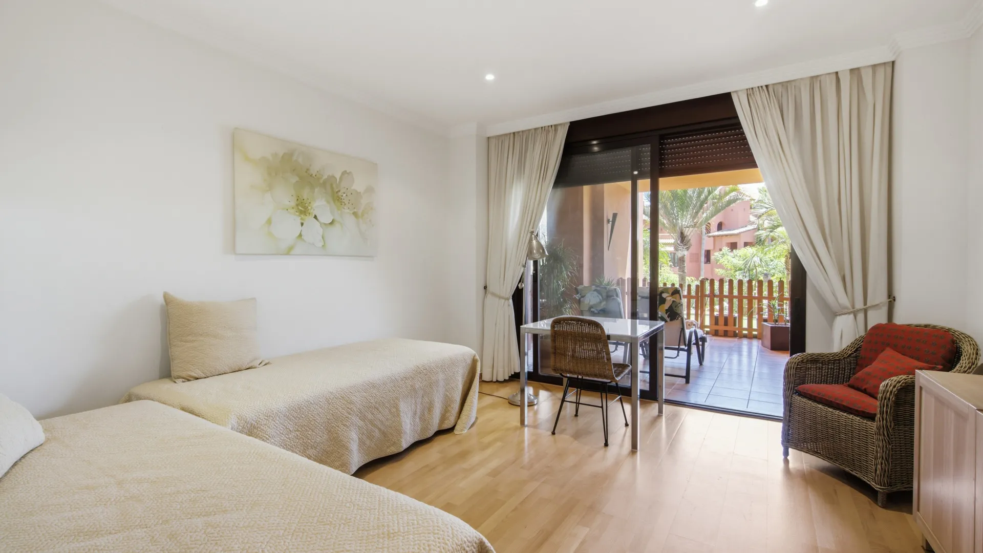 For sale ground floor apartment in Las Nayades